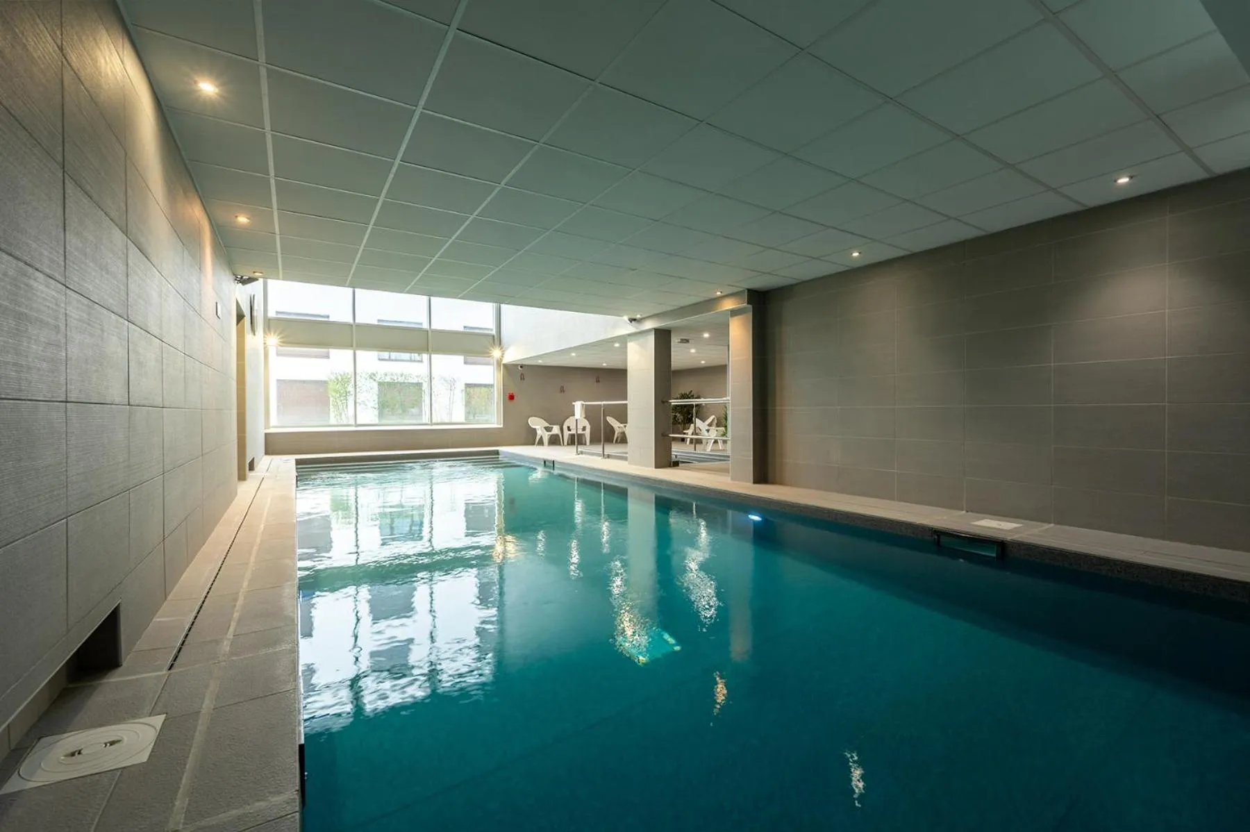 Swimming pool in Nemea Appart Hotel Europe Velizy Villacoublay