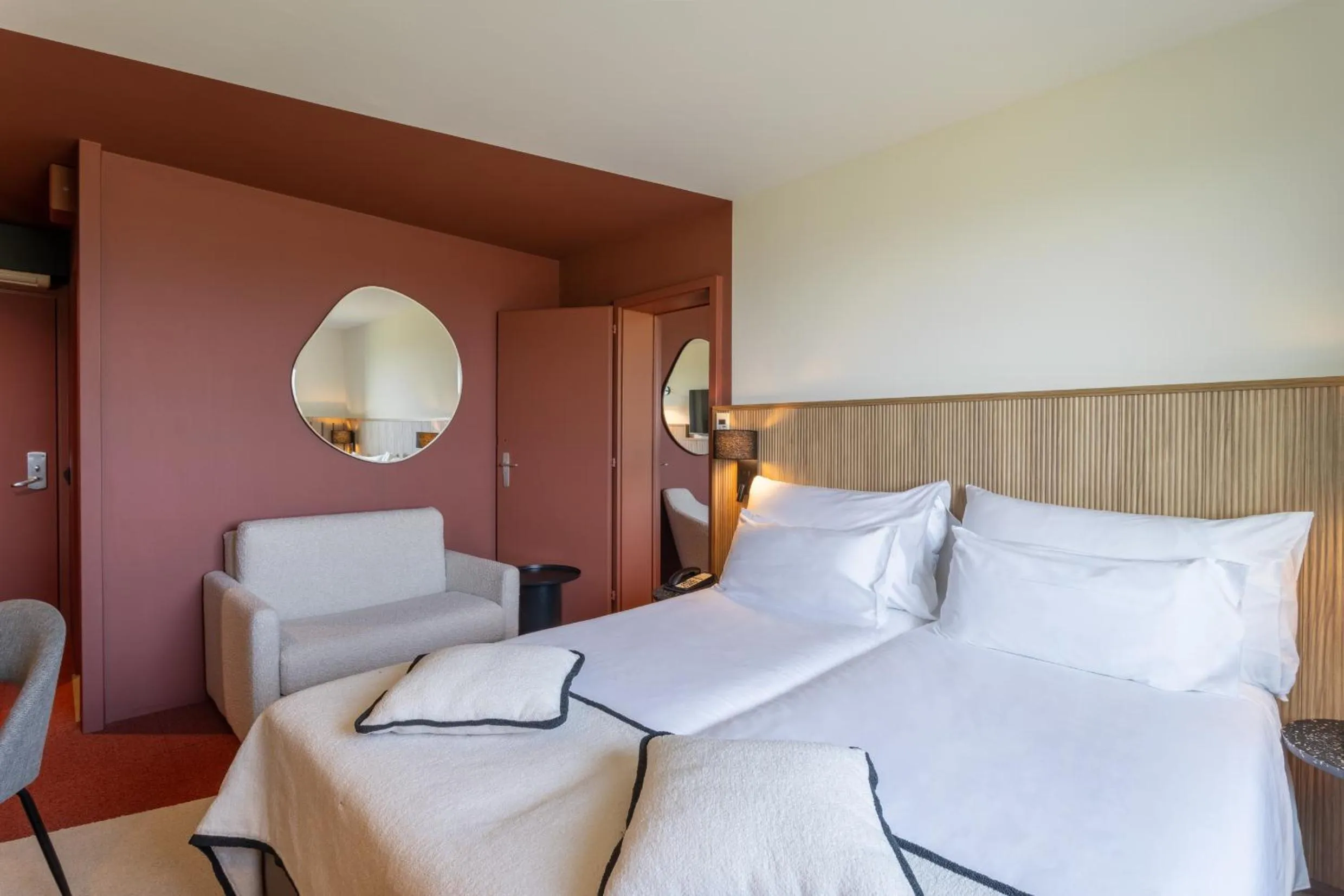 Property building, Bed in Everness Hotel & Resort