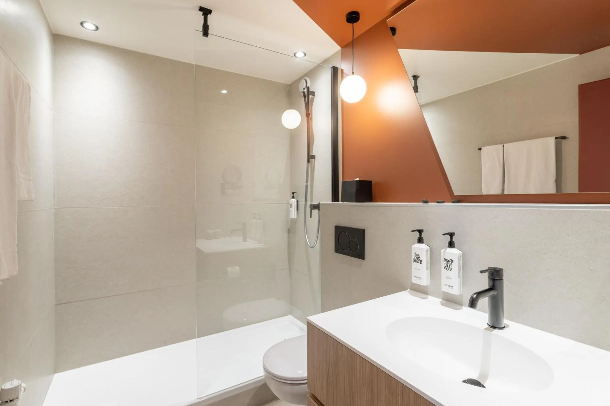 Shower in Everness Hotel & Resort