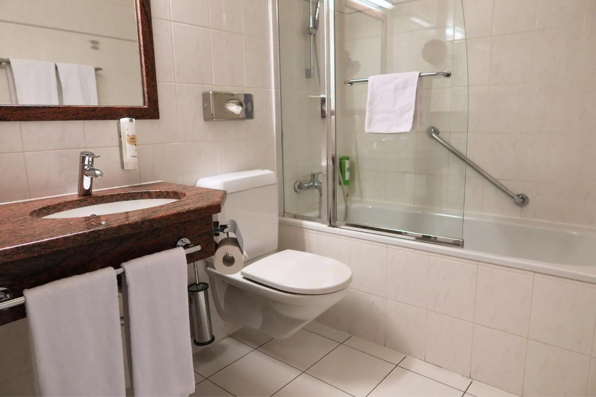 Toilet in Everness Hotel & Resort