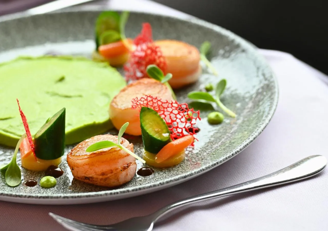 Restaurant/places to eat in Everness Hotel & Resort