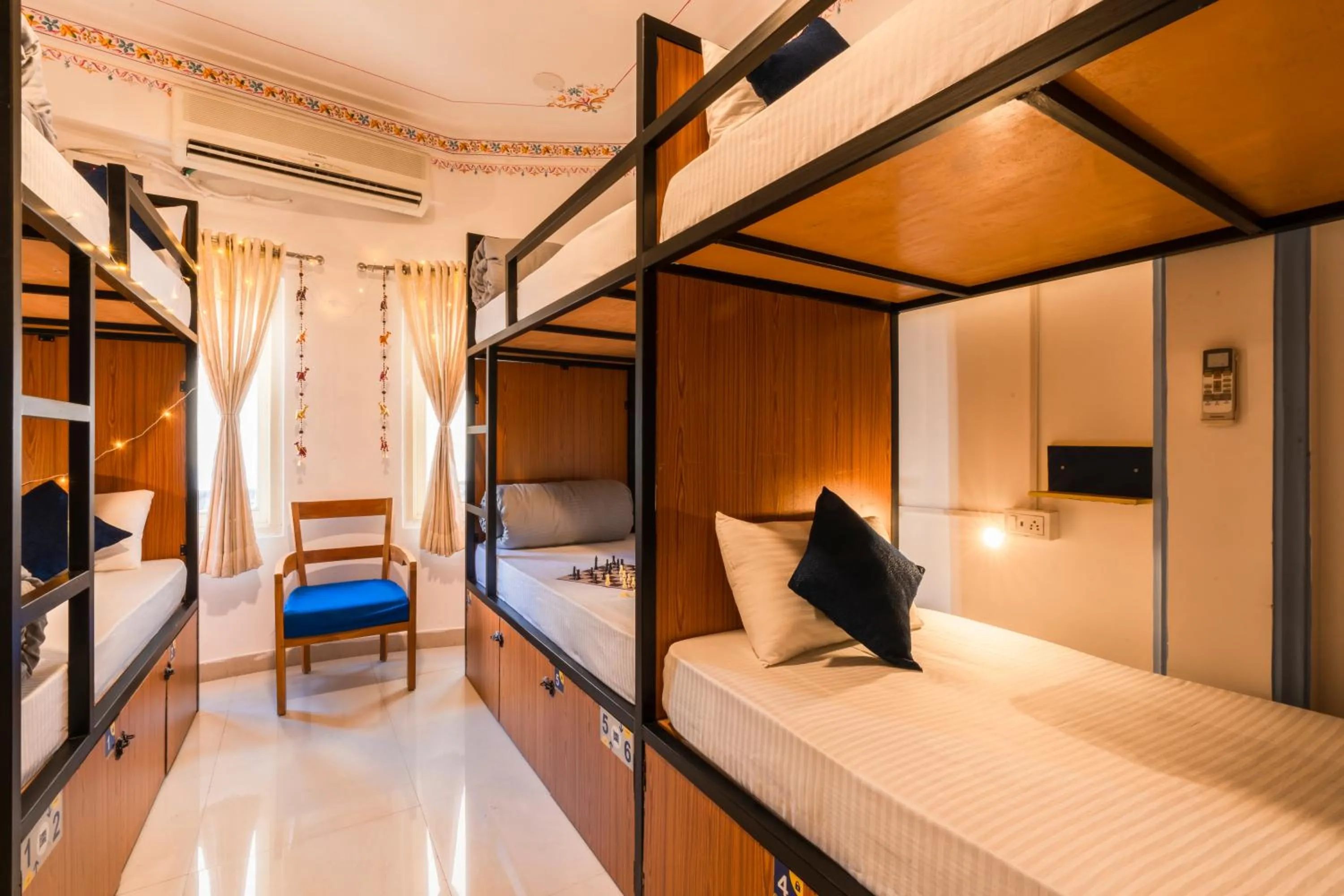 Bed in Shalom Backpackers Udaipur