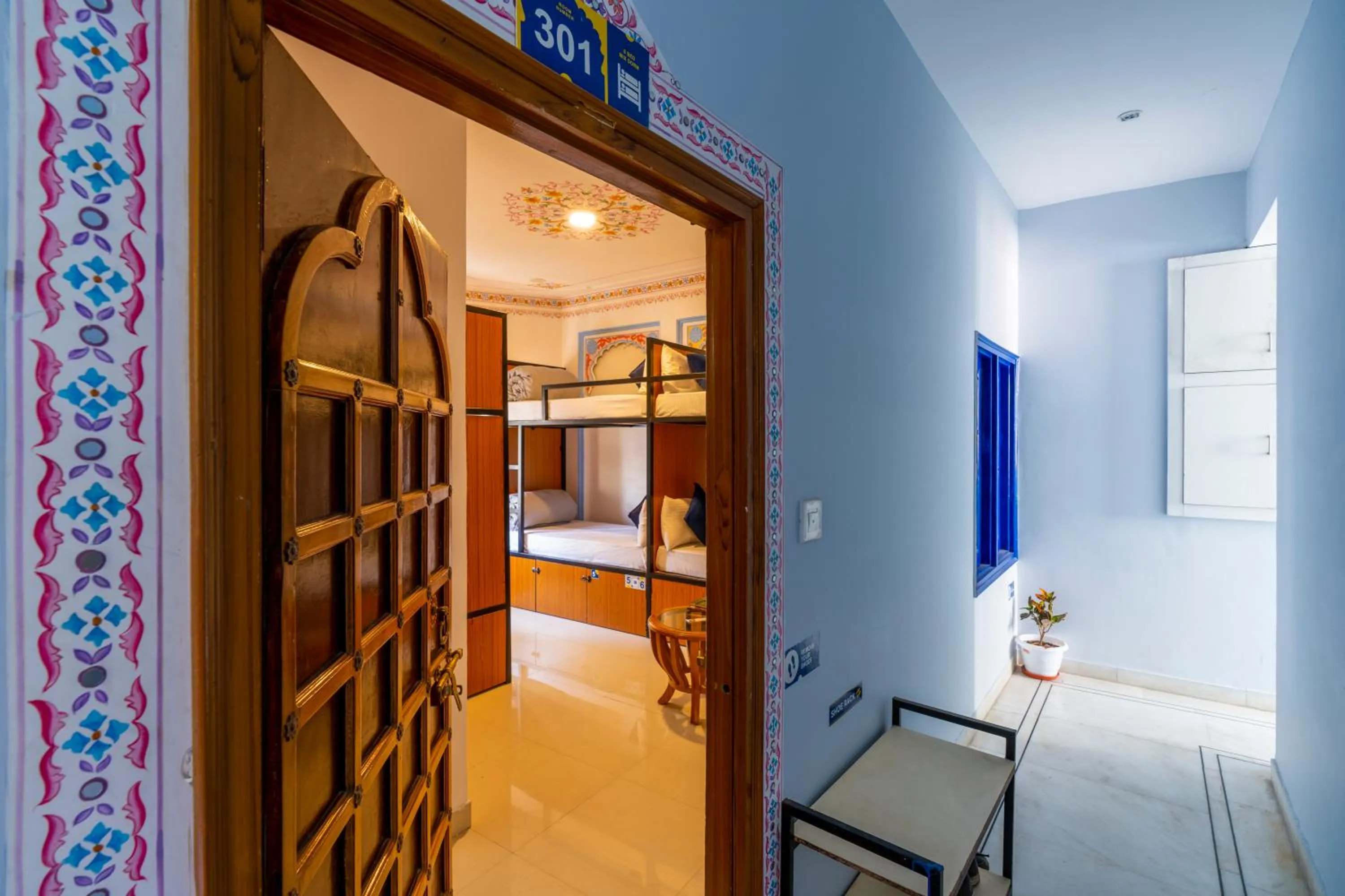 Property building, Bed in Shalom Backpackers Udaipur