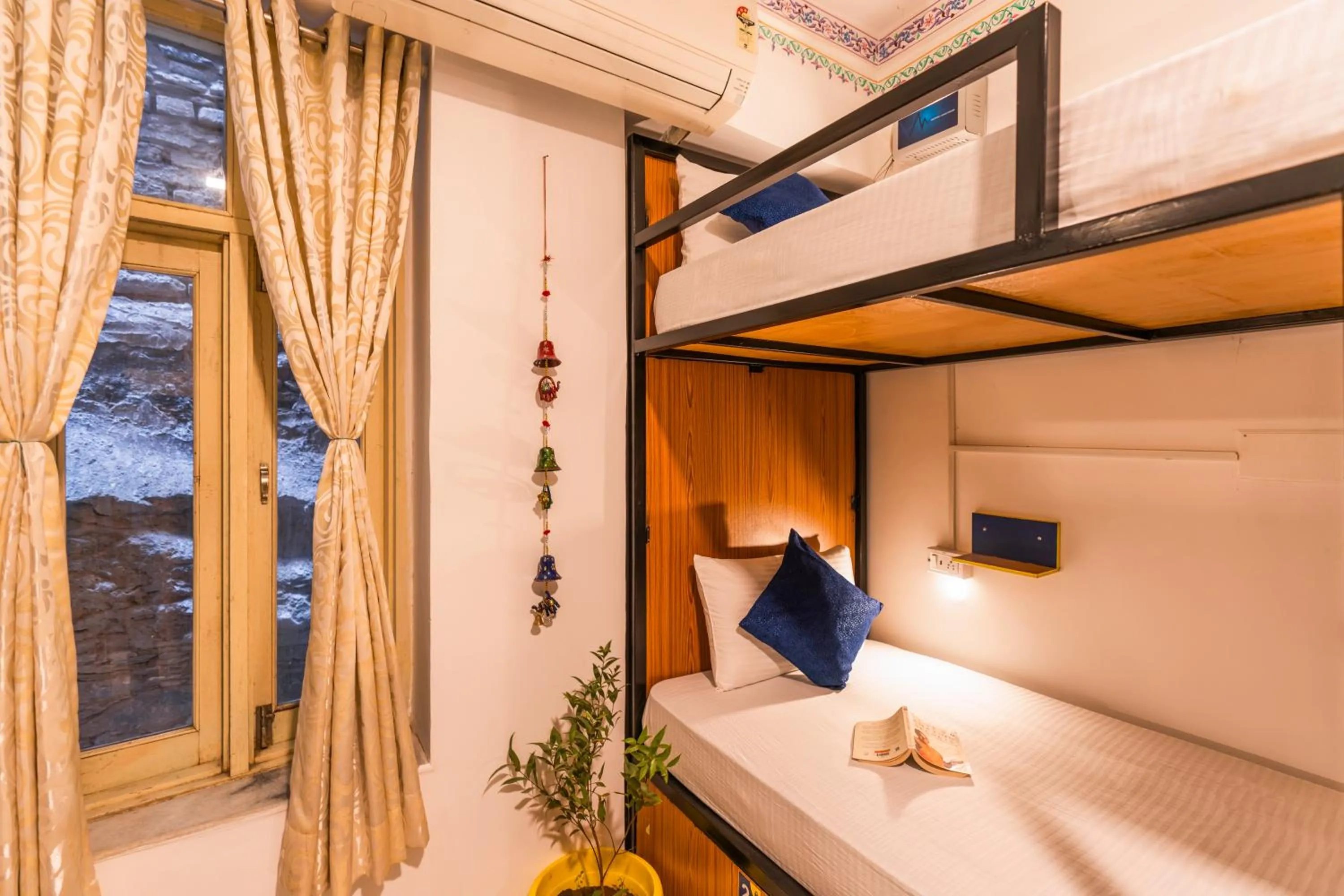 Bed in Shalom Backpackers Udaipur