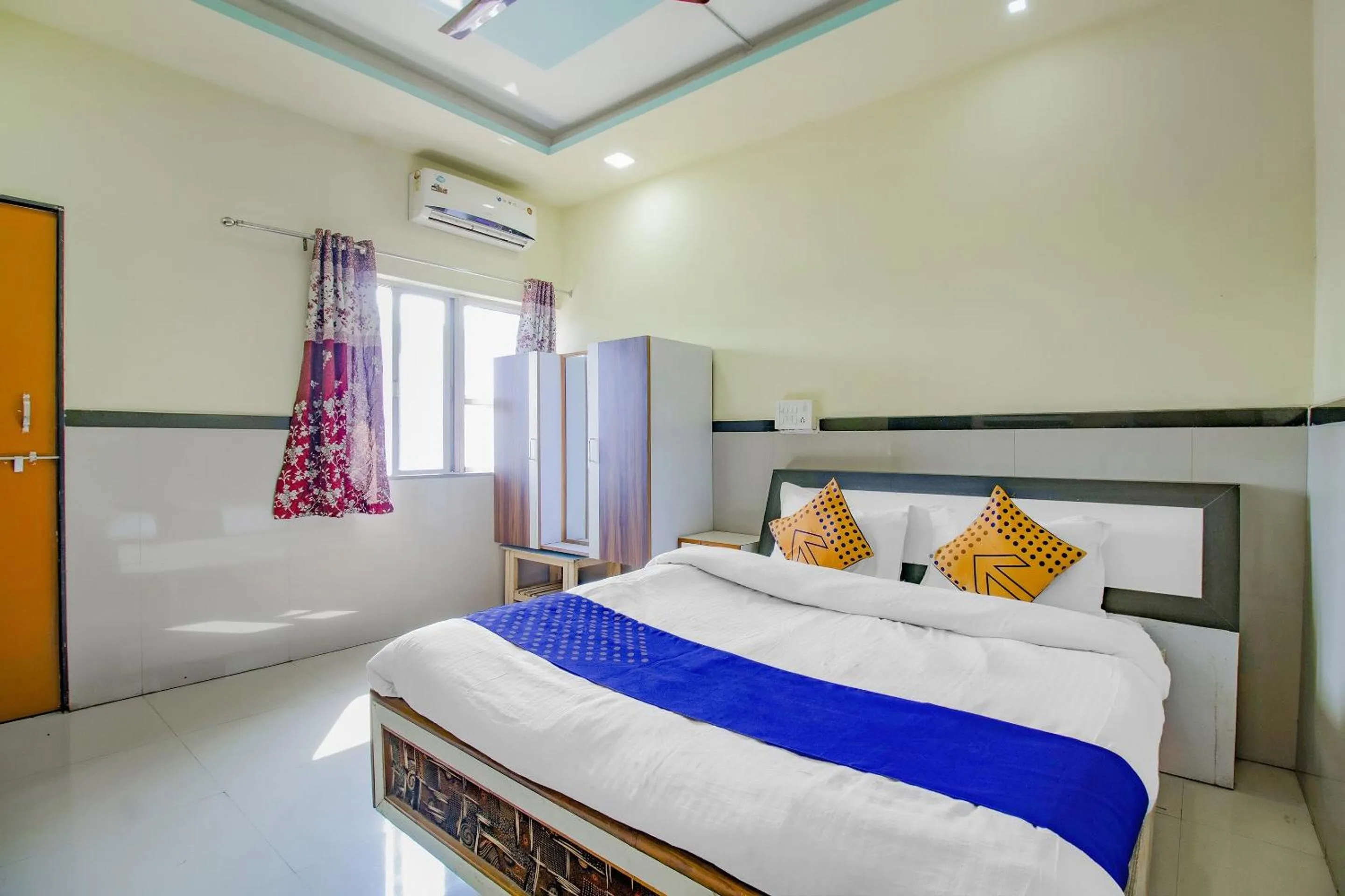 Bedroom, Bed in SPOT ON Indirasagar Executive