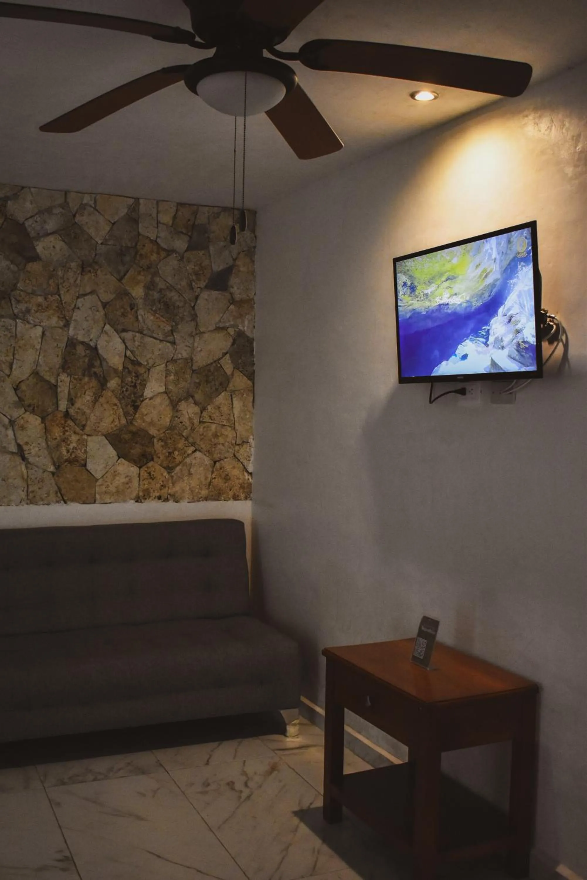 Communal lounge/ TV room in Hotel Boutique Bugambilias