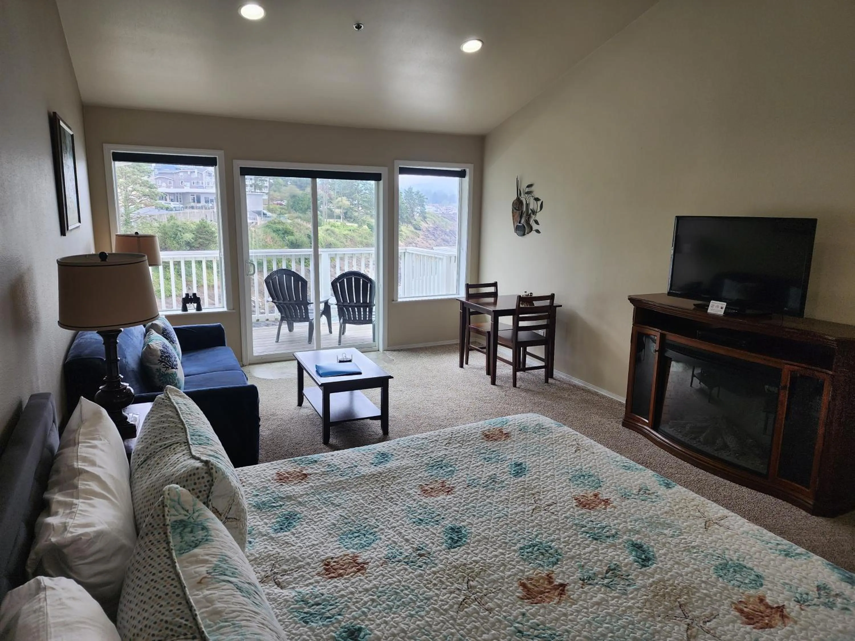 Bed in Inn at Arch Rock