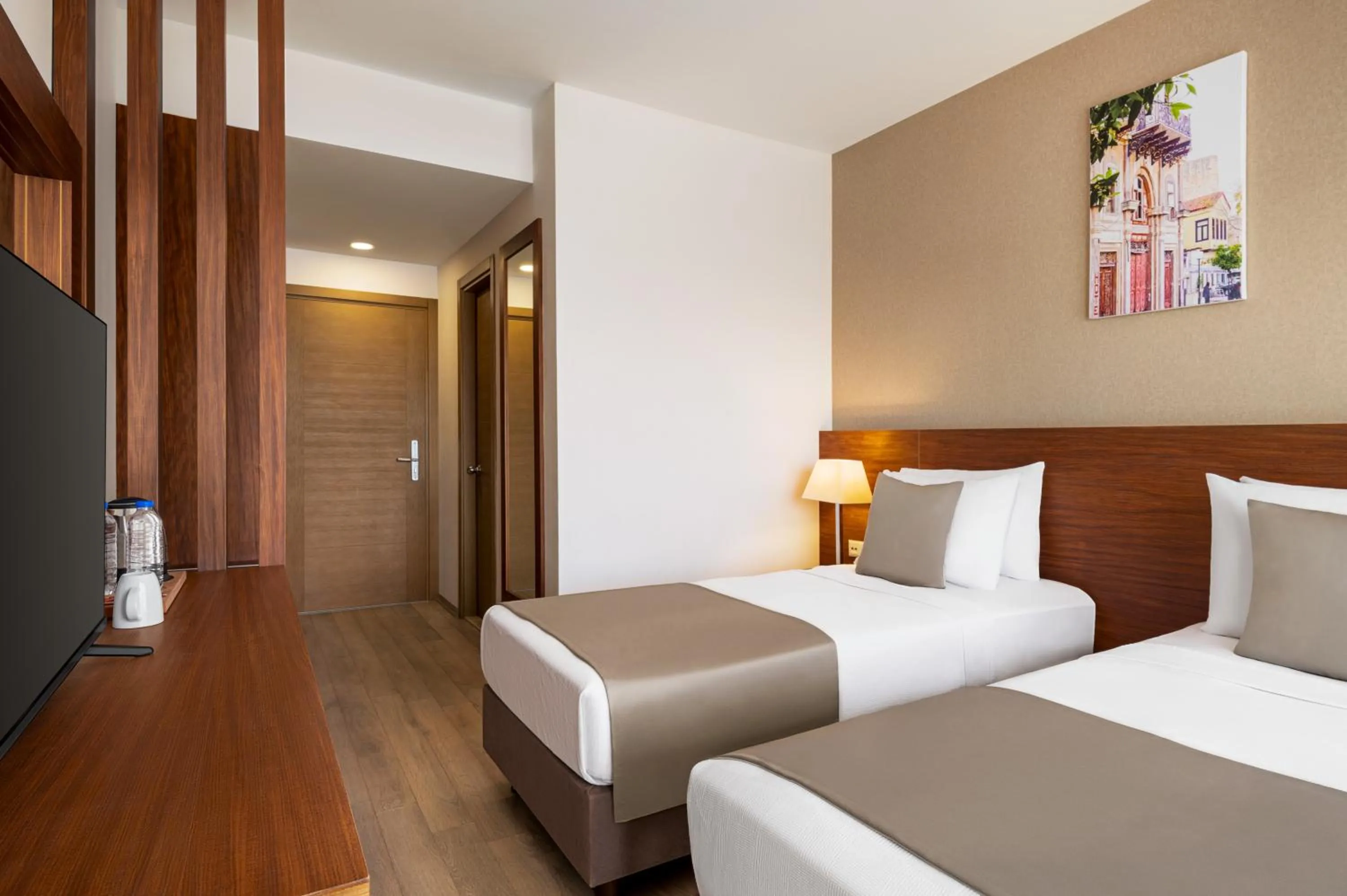 Photo of the whole room in La Quinta by Wyndham Cesme