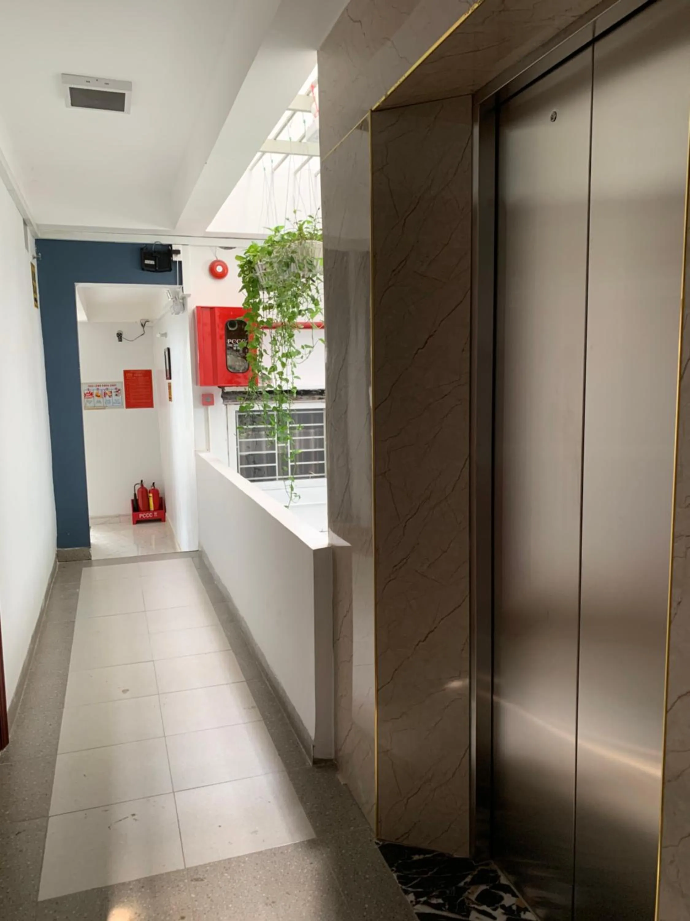 Communal lounge/ TV room in Bờ Sông Hotel