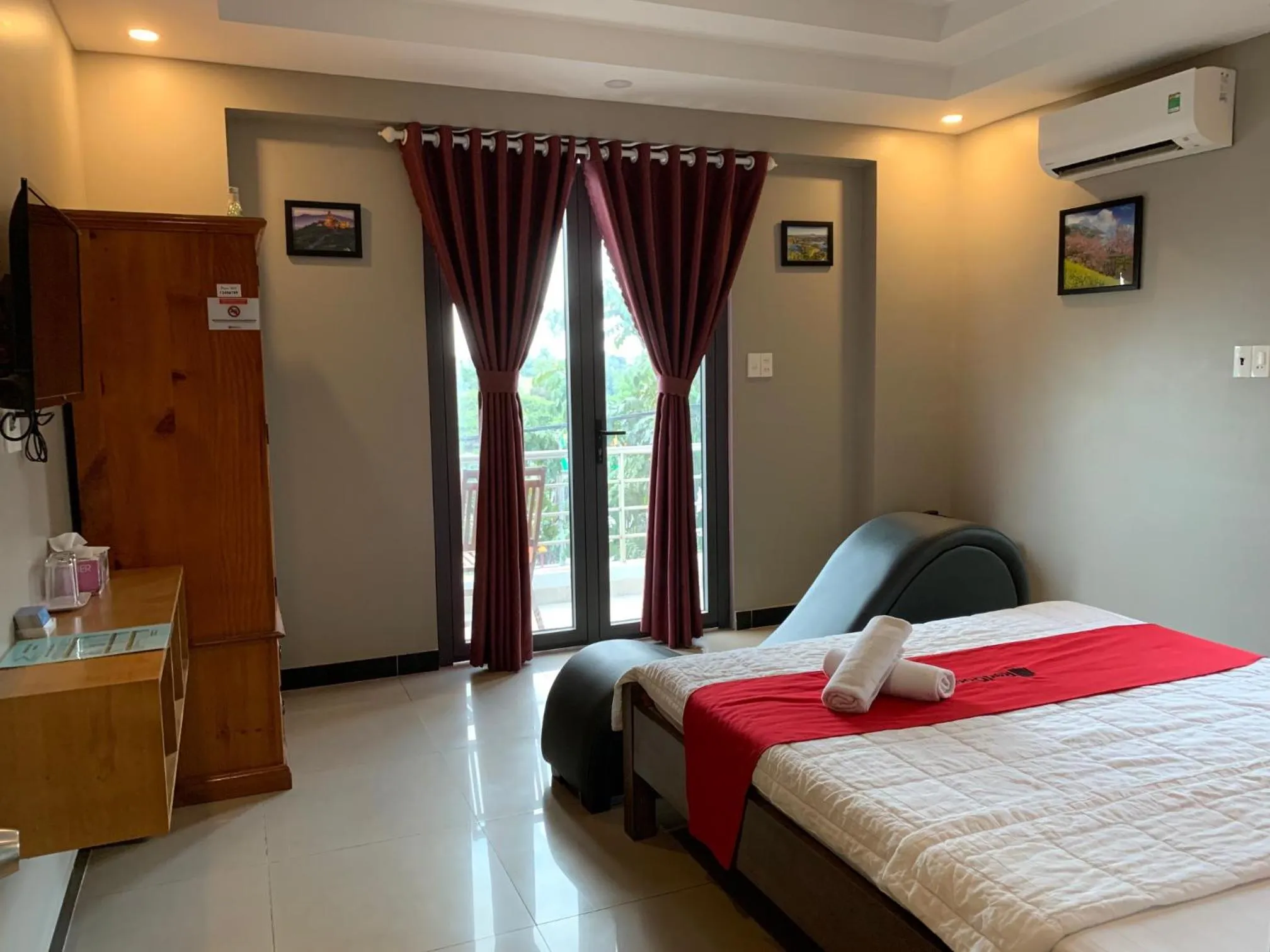 Balcony/Terrace, Bed in Bờ Sông Hotel