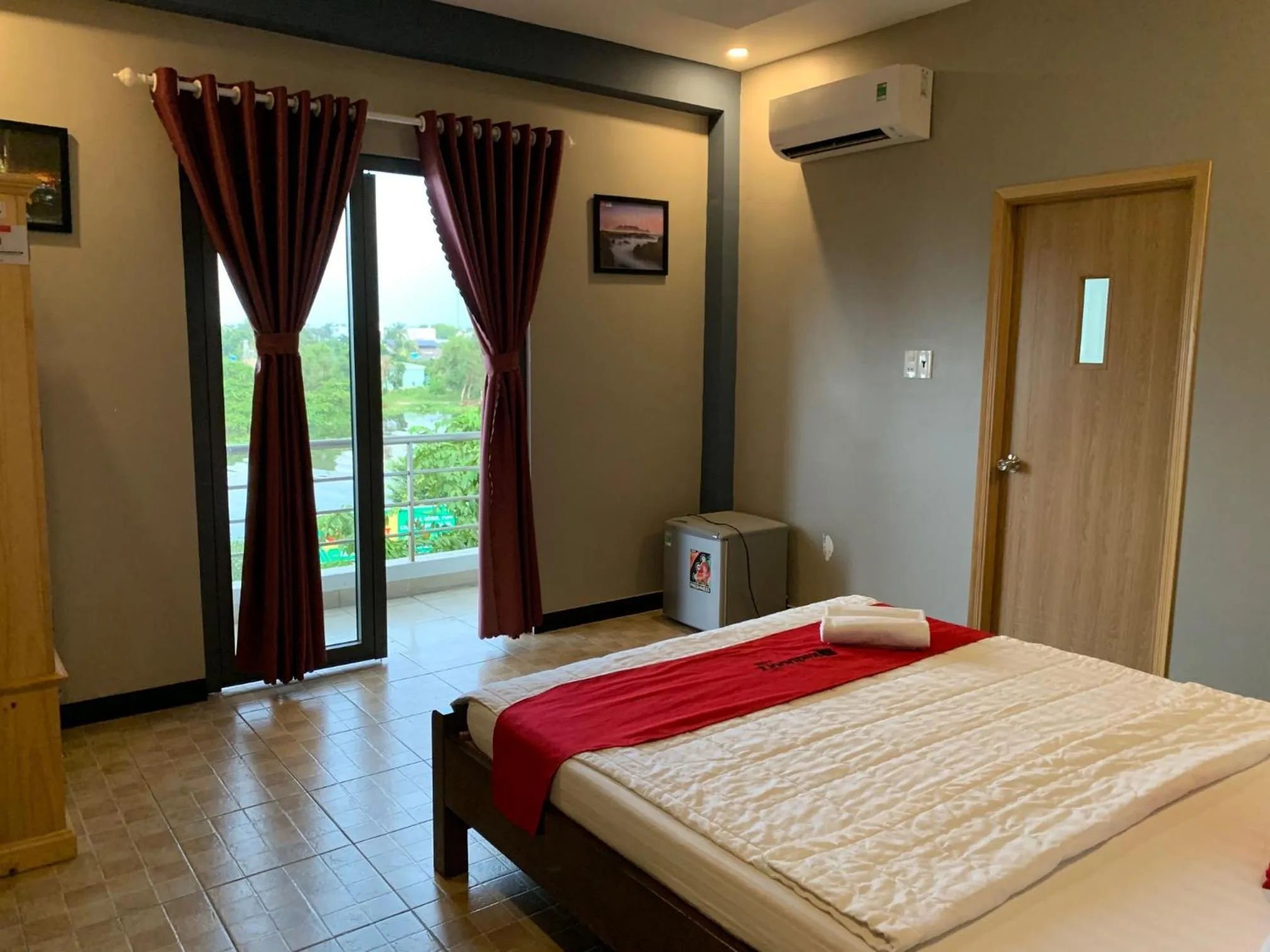 Balcony/Terrace, Bed in Bờ Sông Hotel