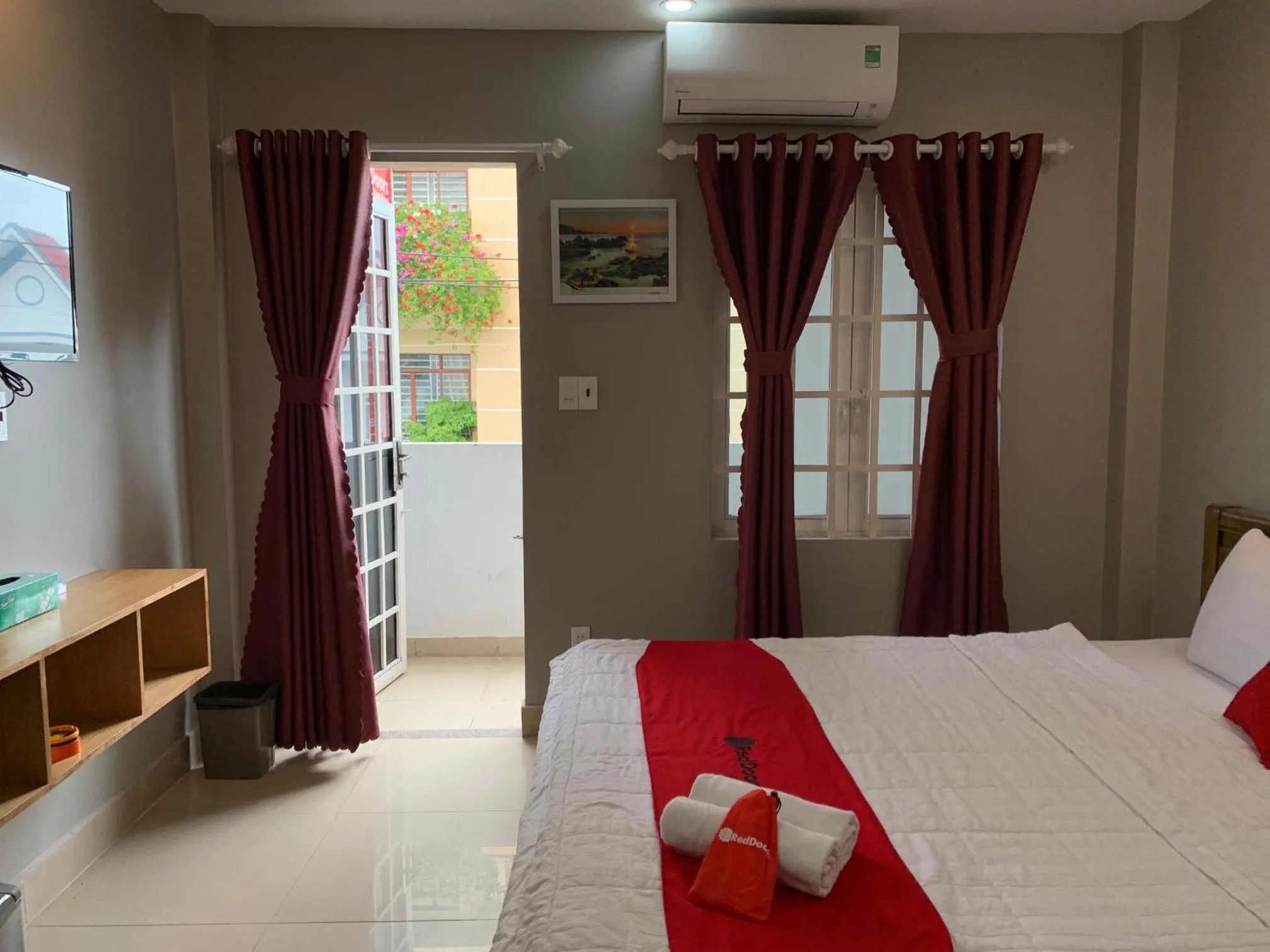 View (from property/room), Bed in Bờ Sông Hotel