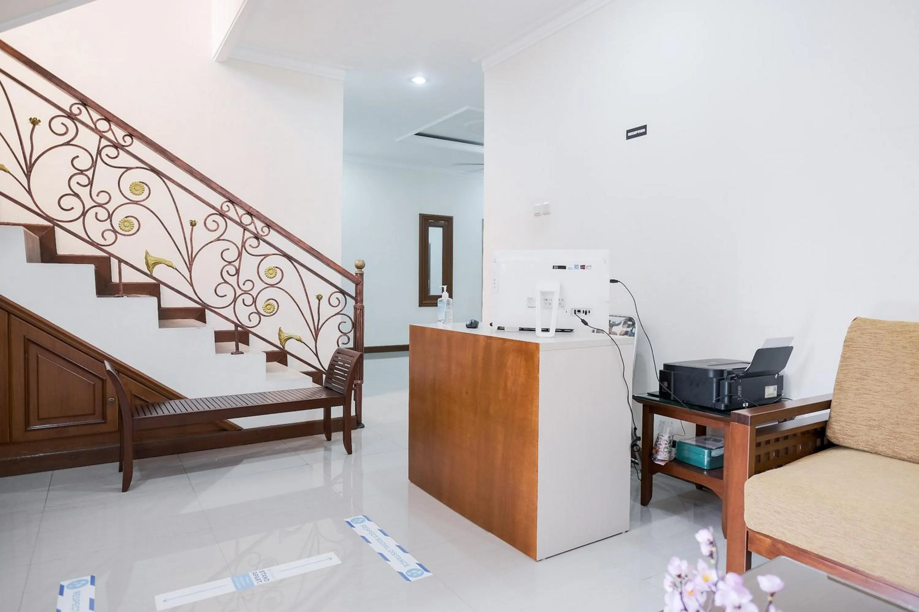 Lobby or reception in wisma delapan Mitra RedDoorz