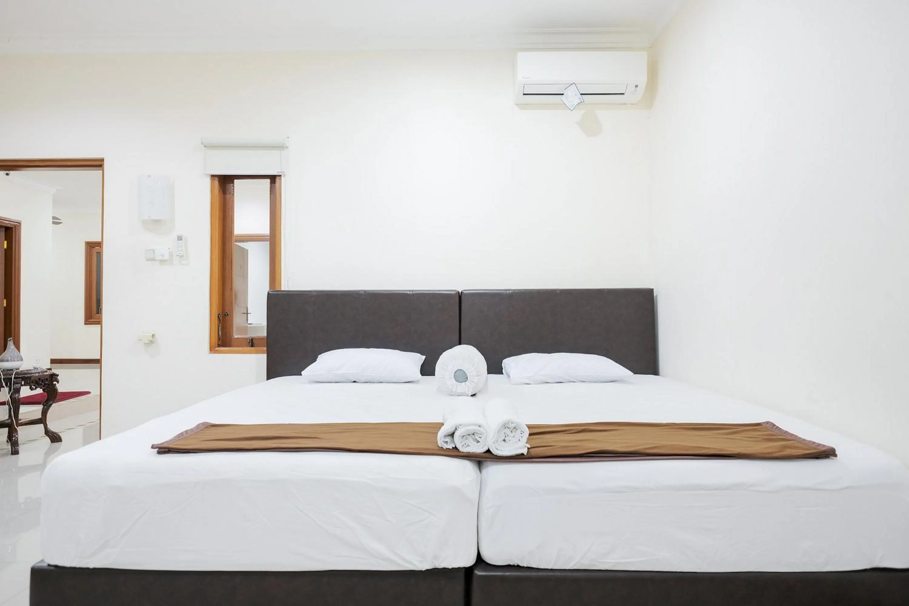 Bed in wisma delapan Mitra RedDoorz