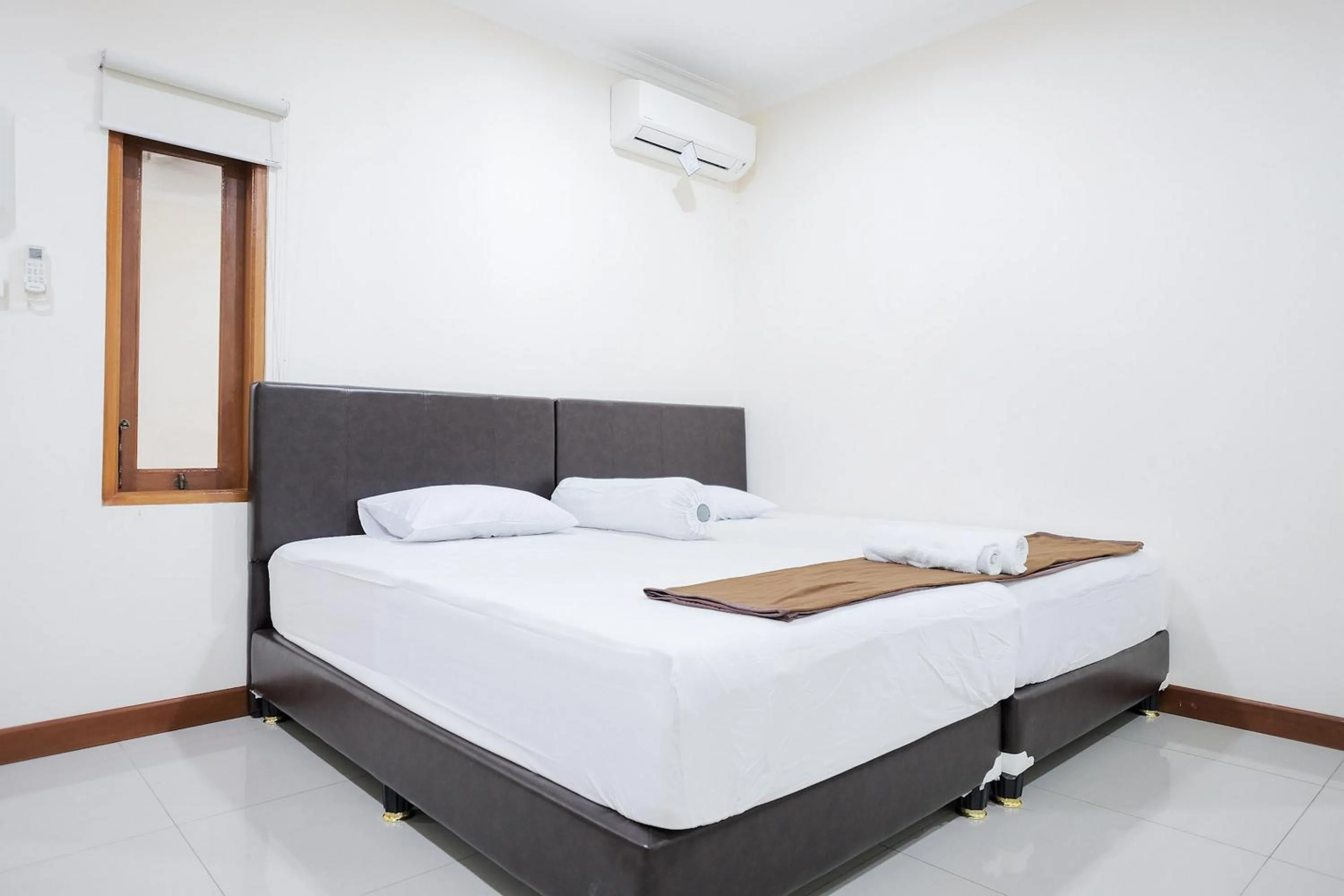 Bed in wisma delapan Mitra RedDoorz