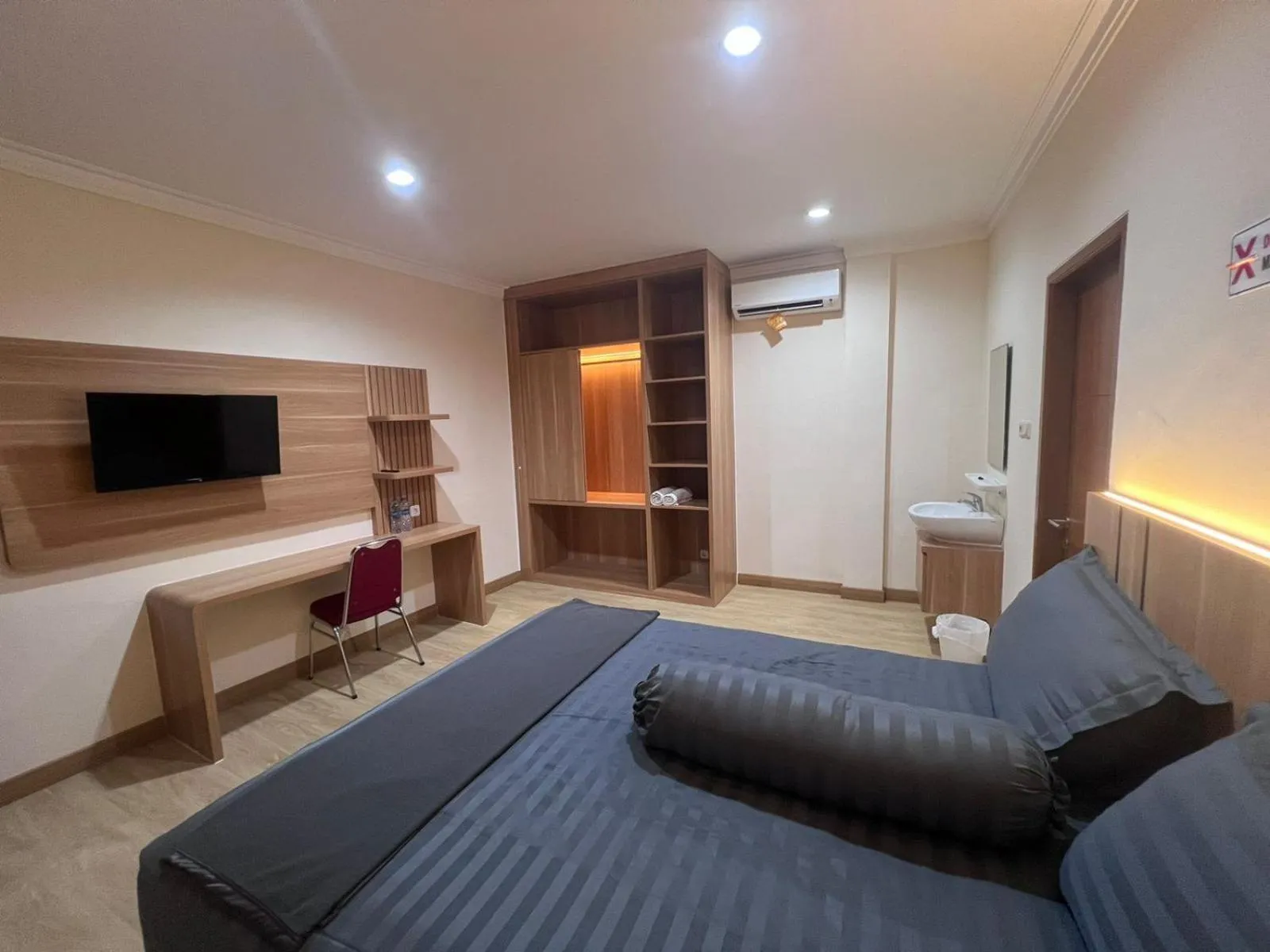 Bedroom, Bed in wisma delapan Mitra RedDoorz