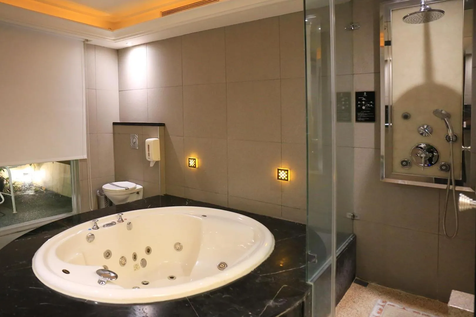 Hot Tub in In-stone Motel