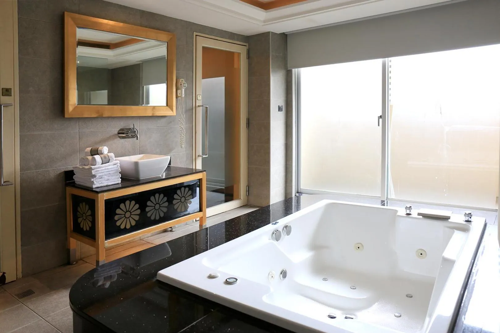 Hot Tub in In-stone Motel