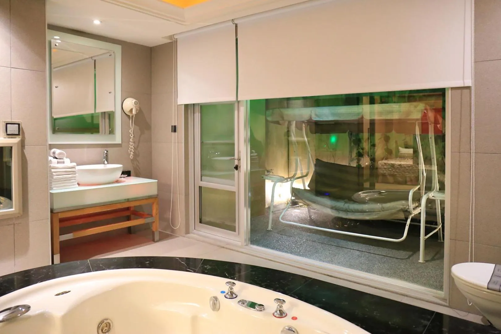 Hot Tub, Bed in In-stone Motel