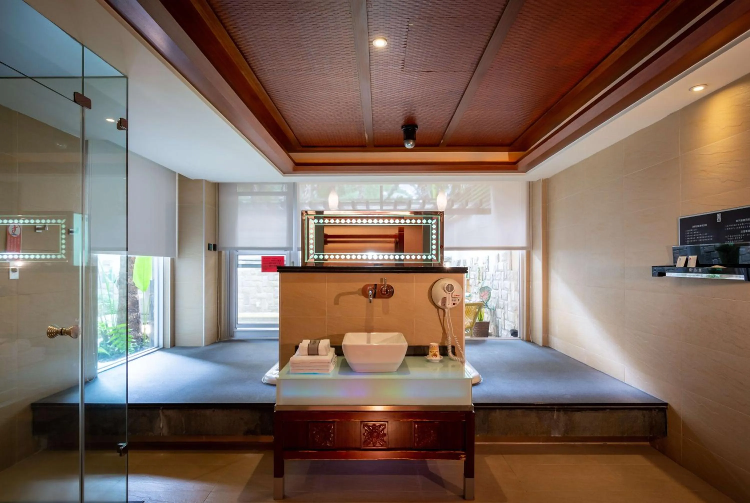 Bathroom, Bed in In-stone Motel