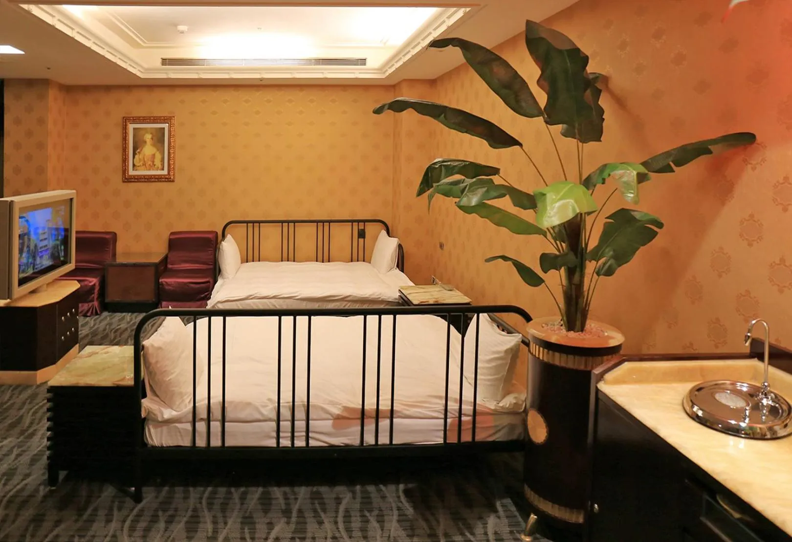 Photo of the whole room, Bed in In-stone Motel