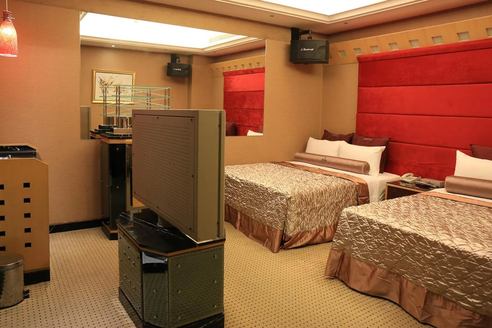 Photo of the whole room, Bed in In-stone Motel