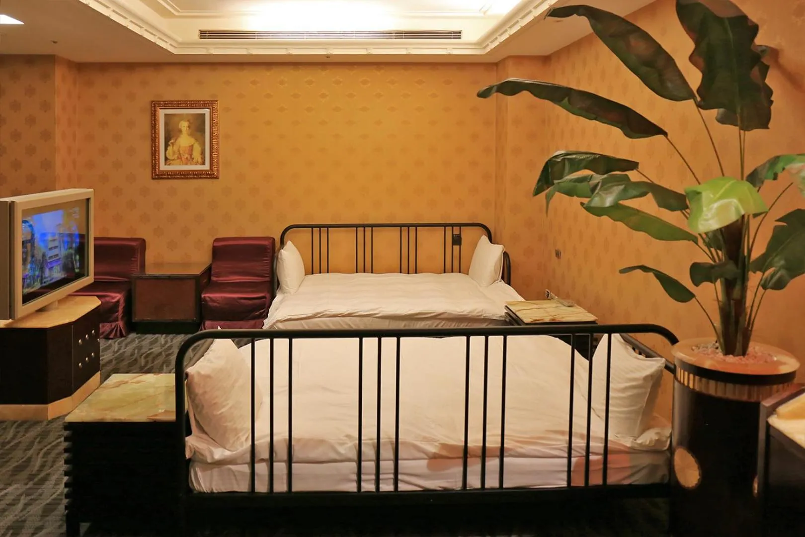 Photo of the whole room, Bed in In-stone Motel