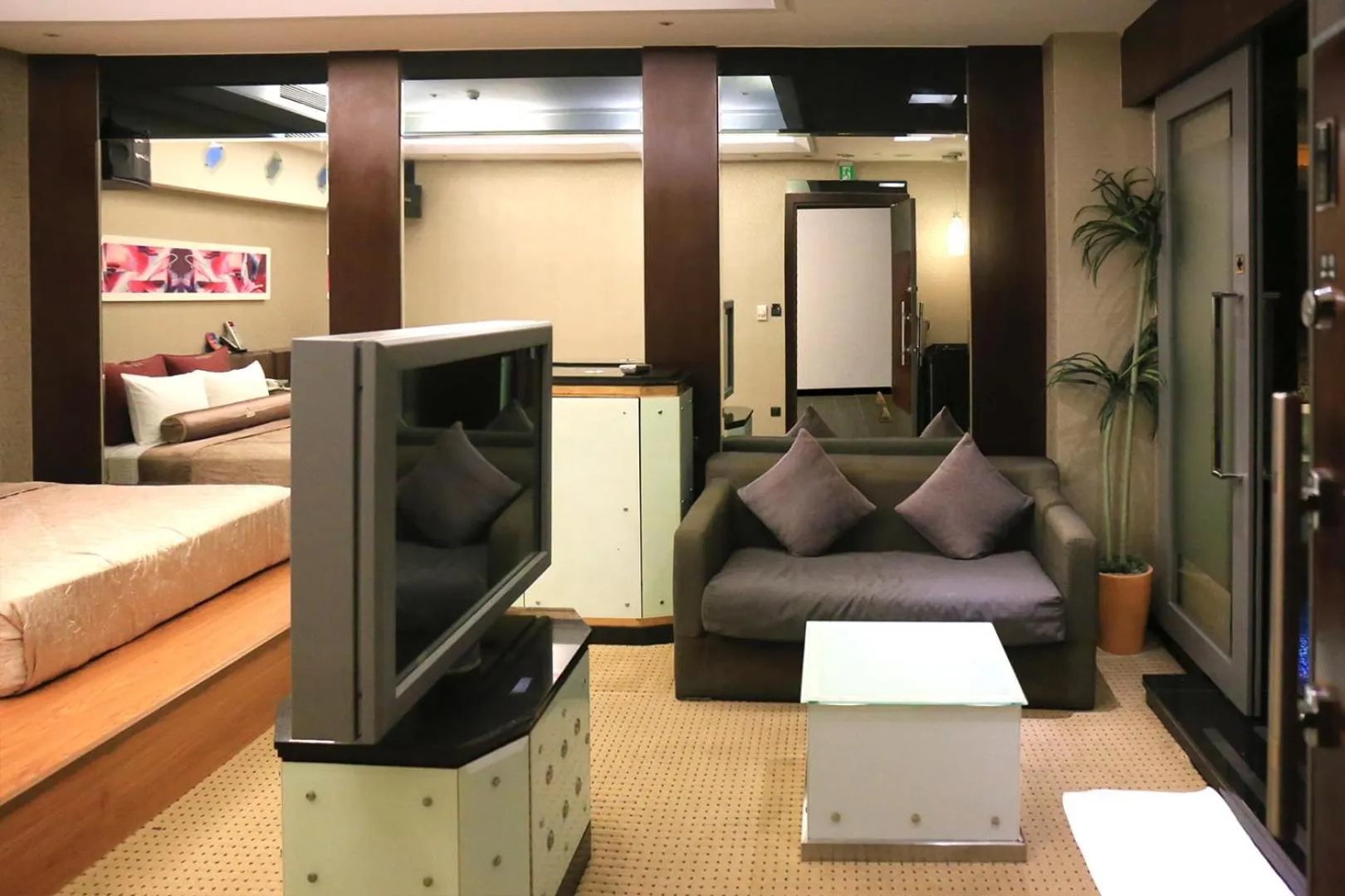 Photo of the whole room, Bed in In-stone Motel