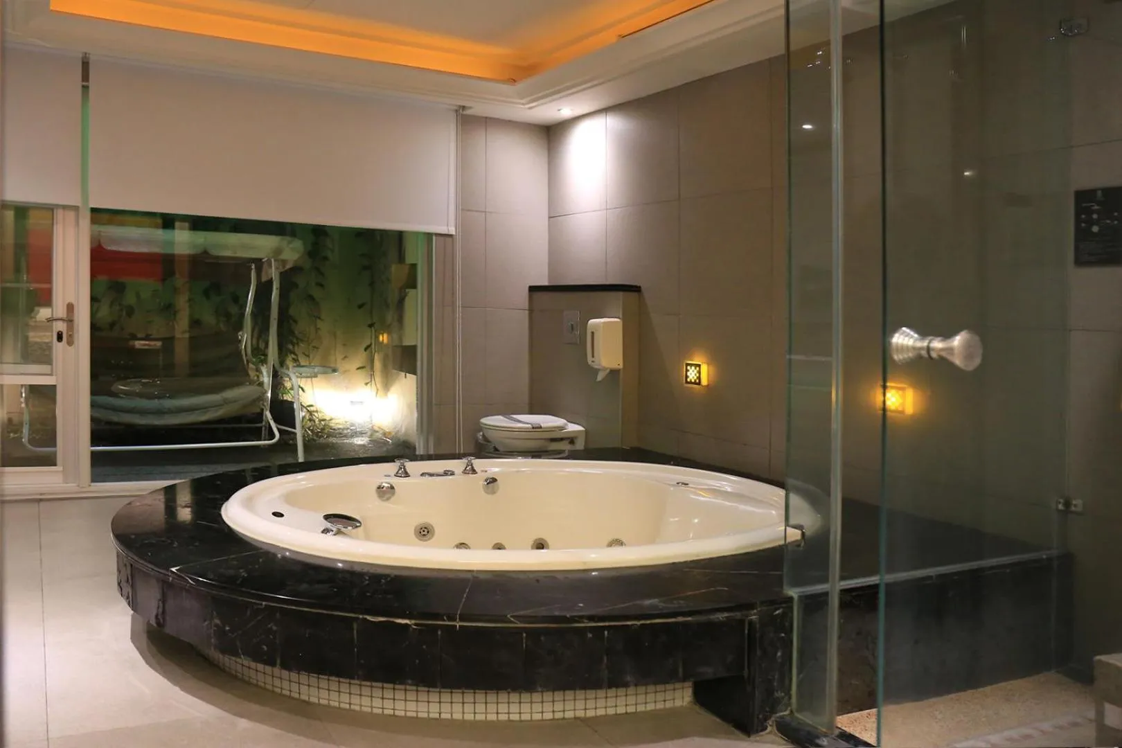 Hot Tub in In-stone Motel