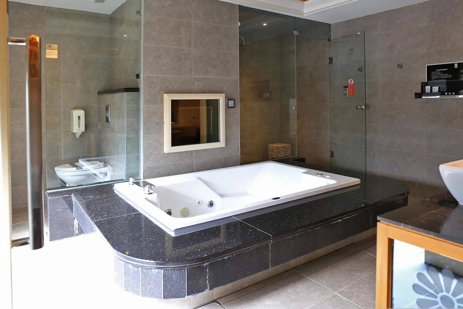 Hot Tub in In-stone Motel