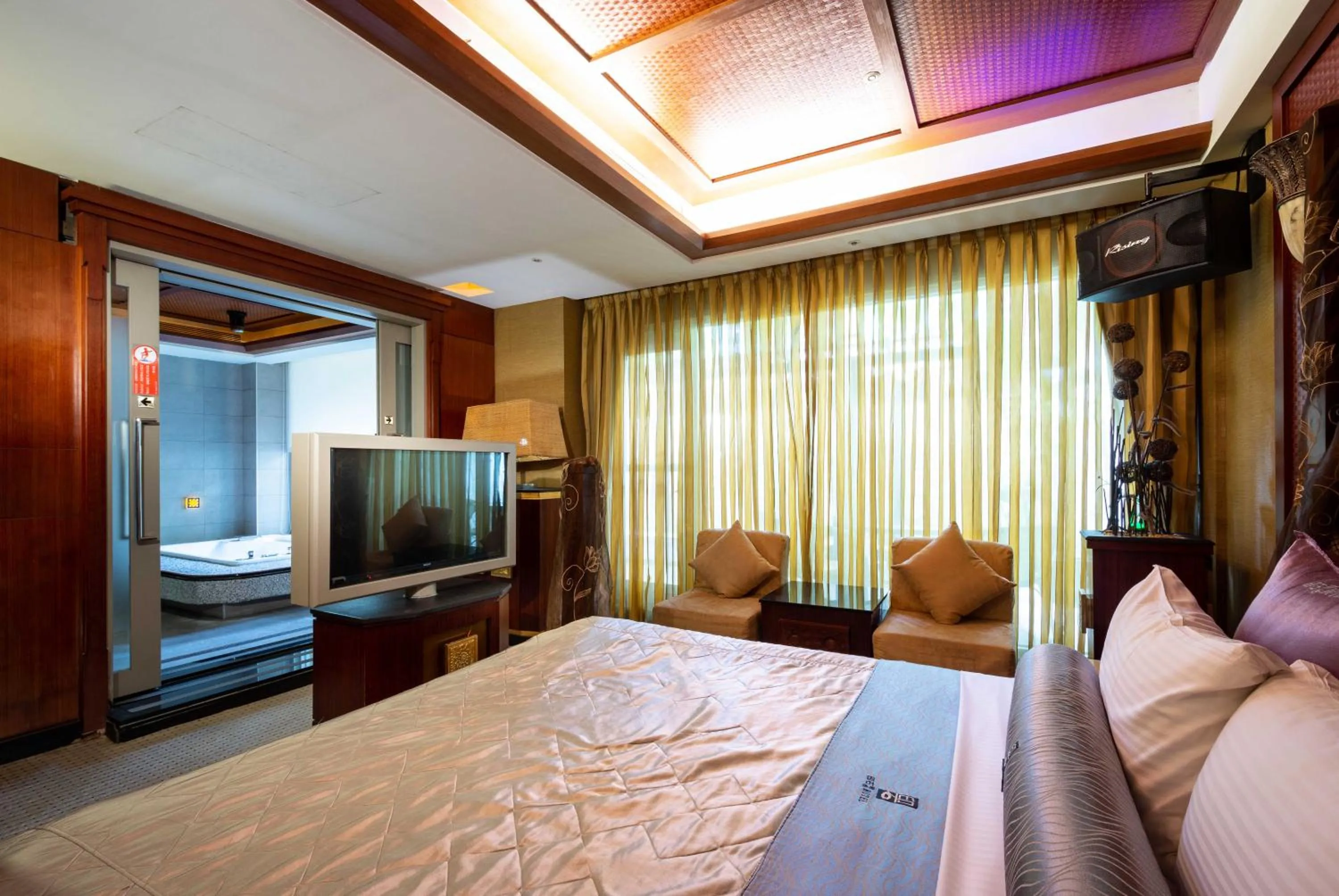 Photo of the whole room, Bed in In-stone Motel