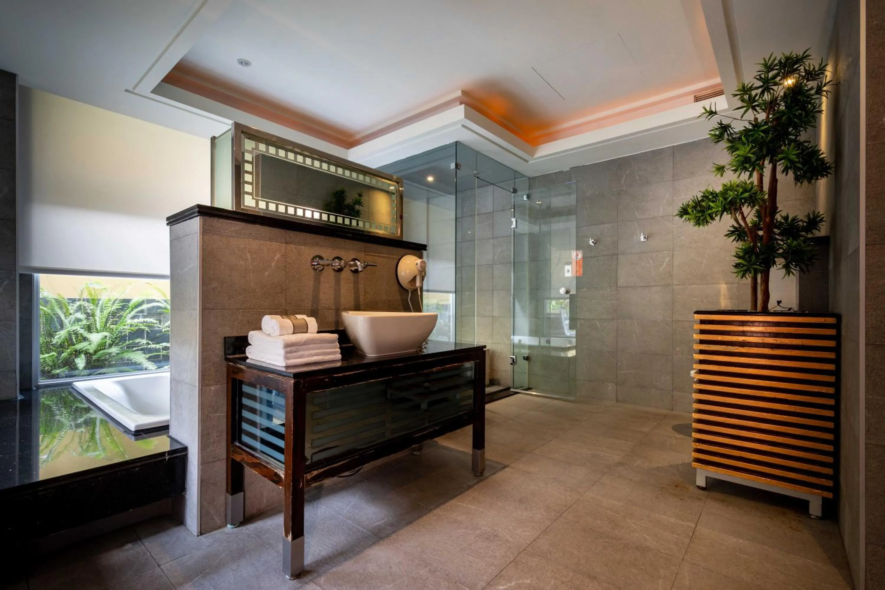 Hot Tub, Bed in In-stone Motel