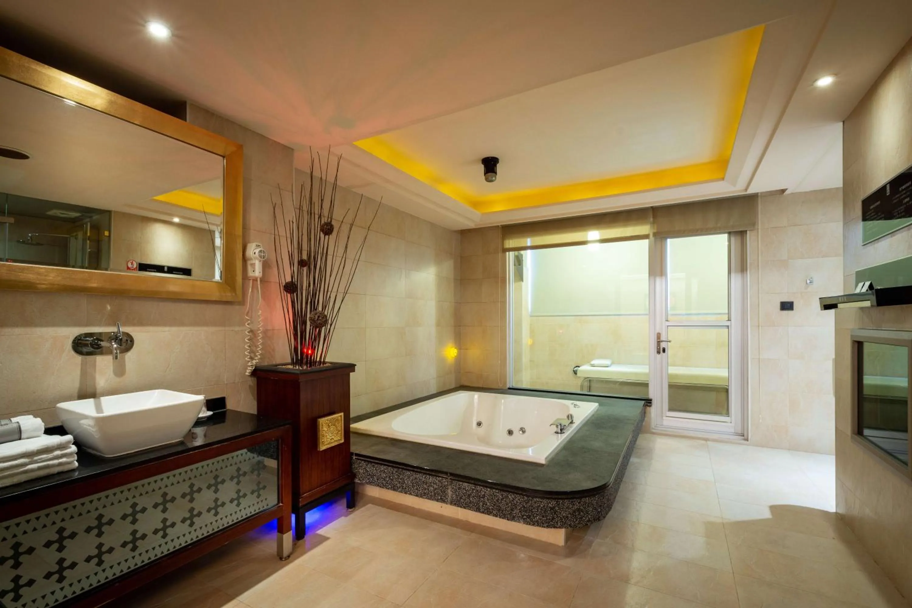 Bathroom, Bed in In-stone Motel