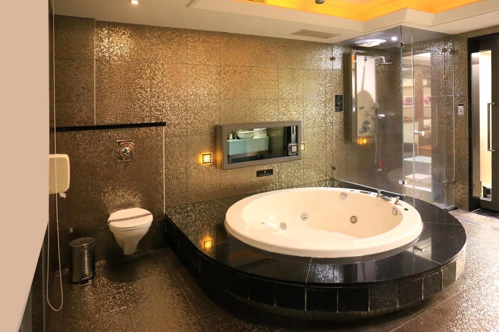 Hot Tub in In-stone Motel