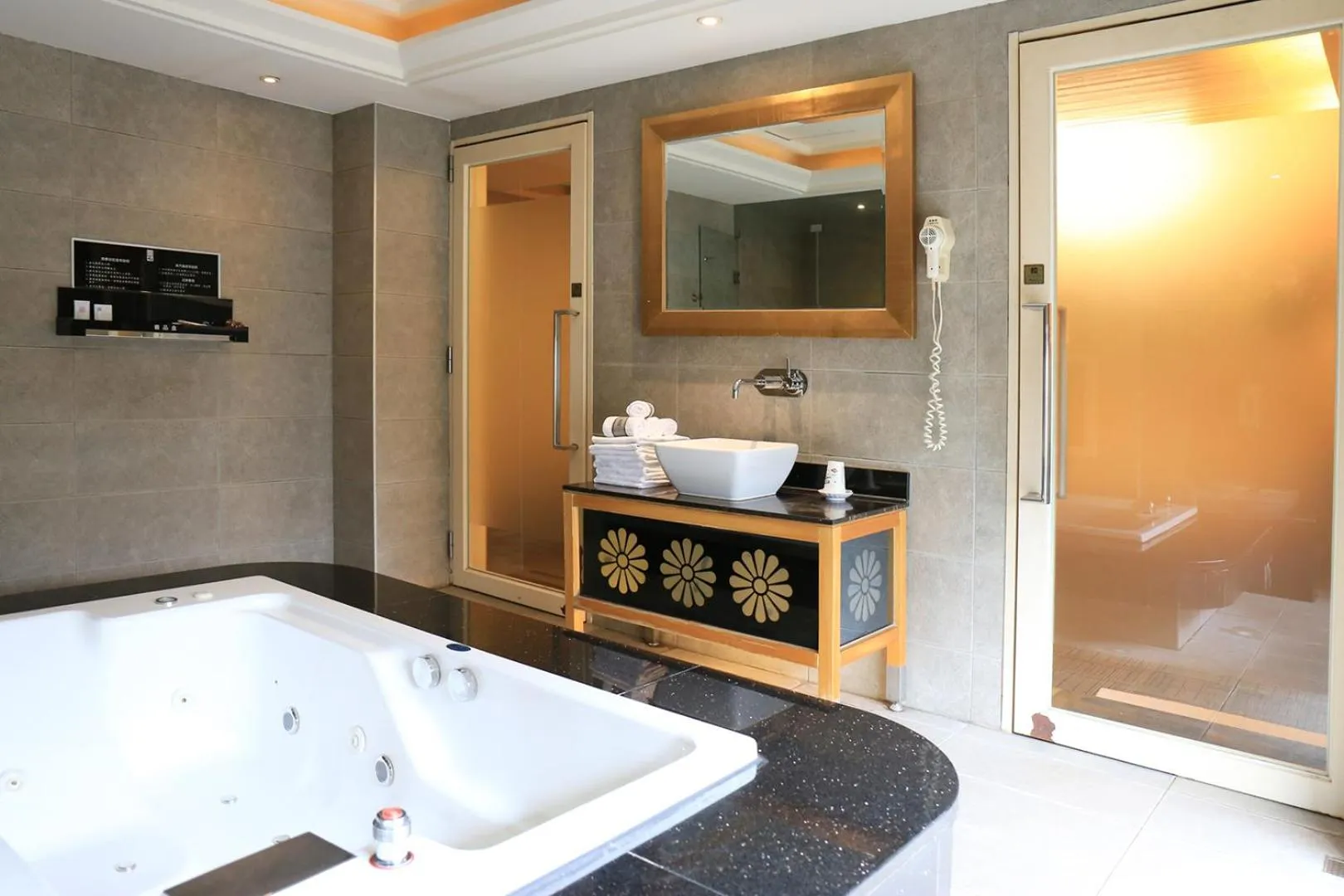 Hot Tub in In-stone Motel