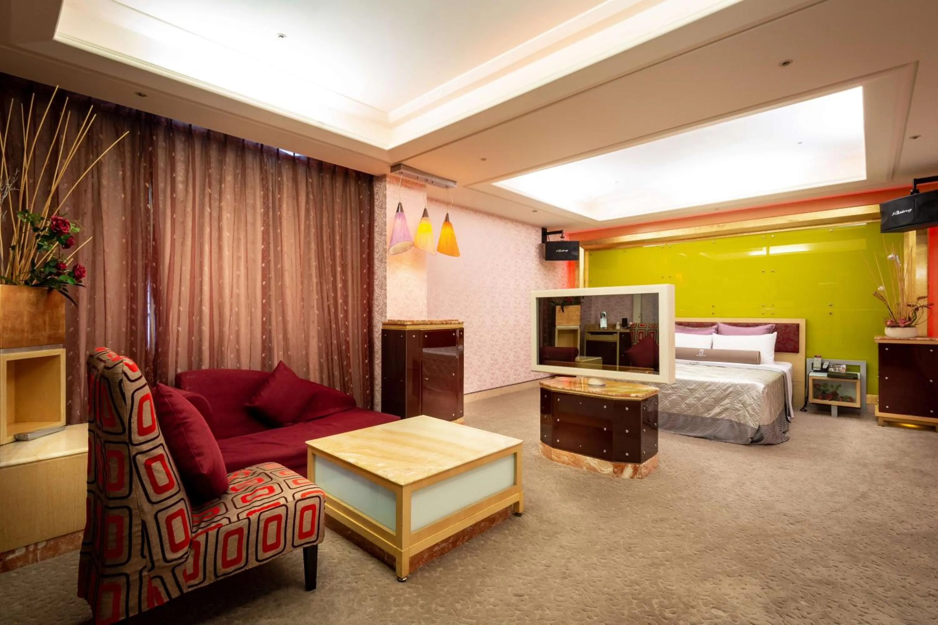 Seating area, Bed in In-stone Motel