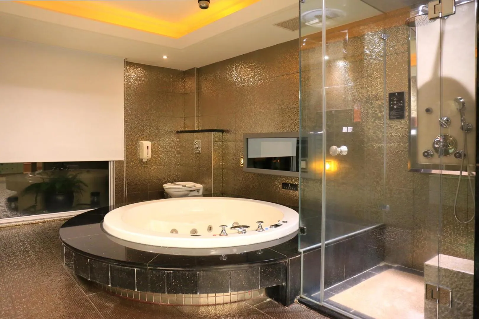 Hot Tub in In-stone Motel