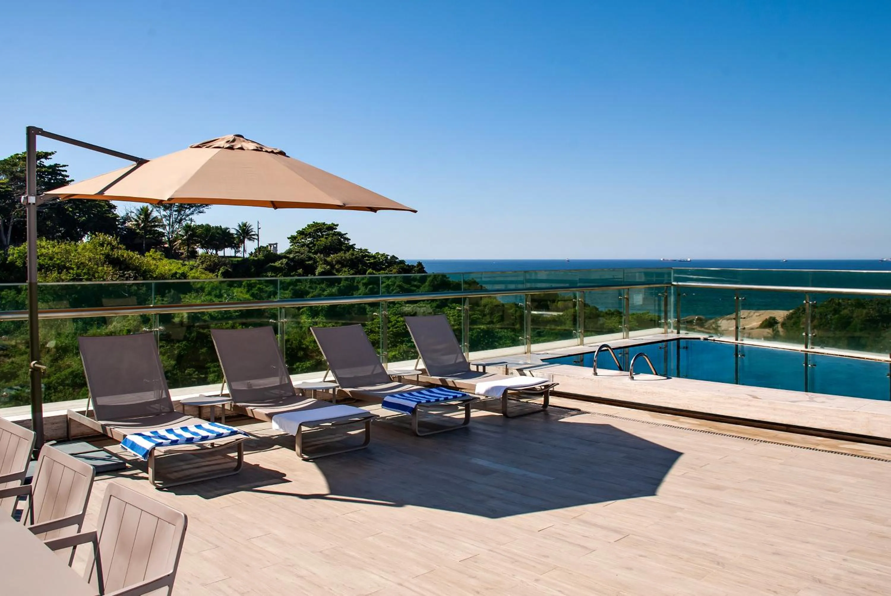 Swimming pool in Anna Suites Ipanema by Arena Hotéis