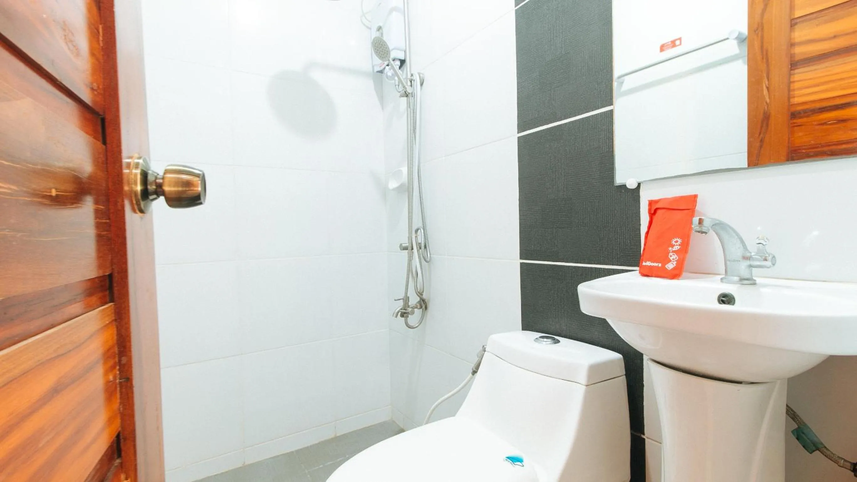 Shower in RedDoorz Plus @ Jollydays Hotel Nueva Ecija