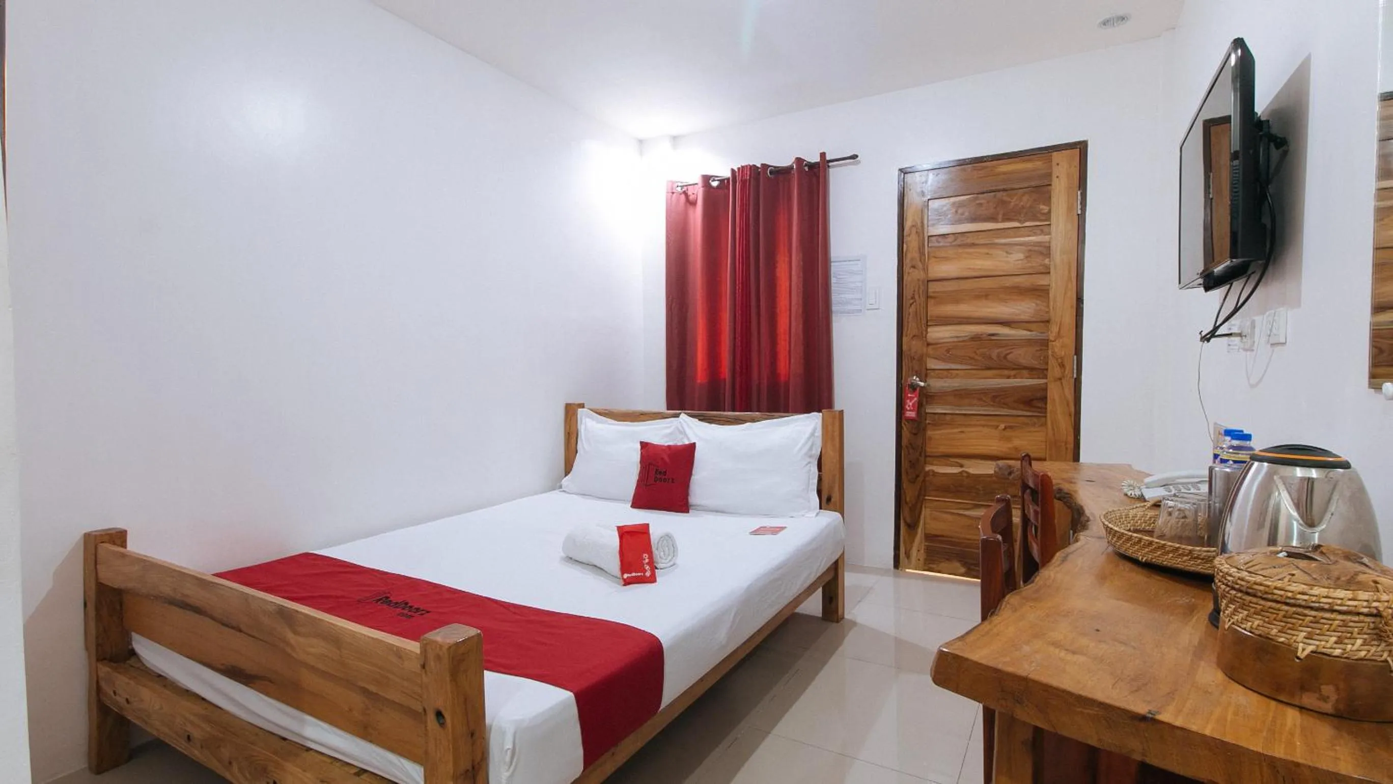 TV and multimedia, Bed in RedDoorz Plus @ Jollydays Hotel Nueva Ecija
