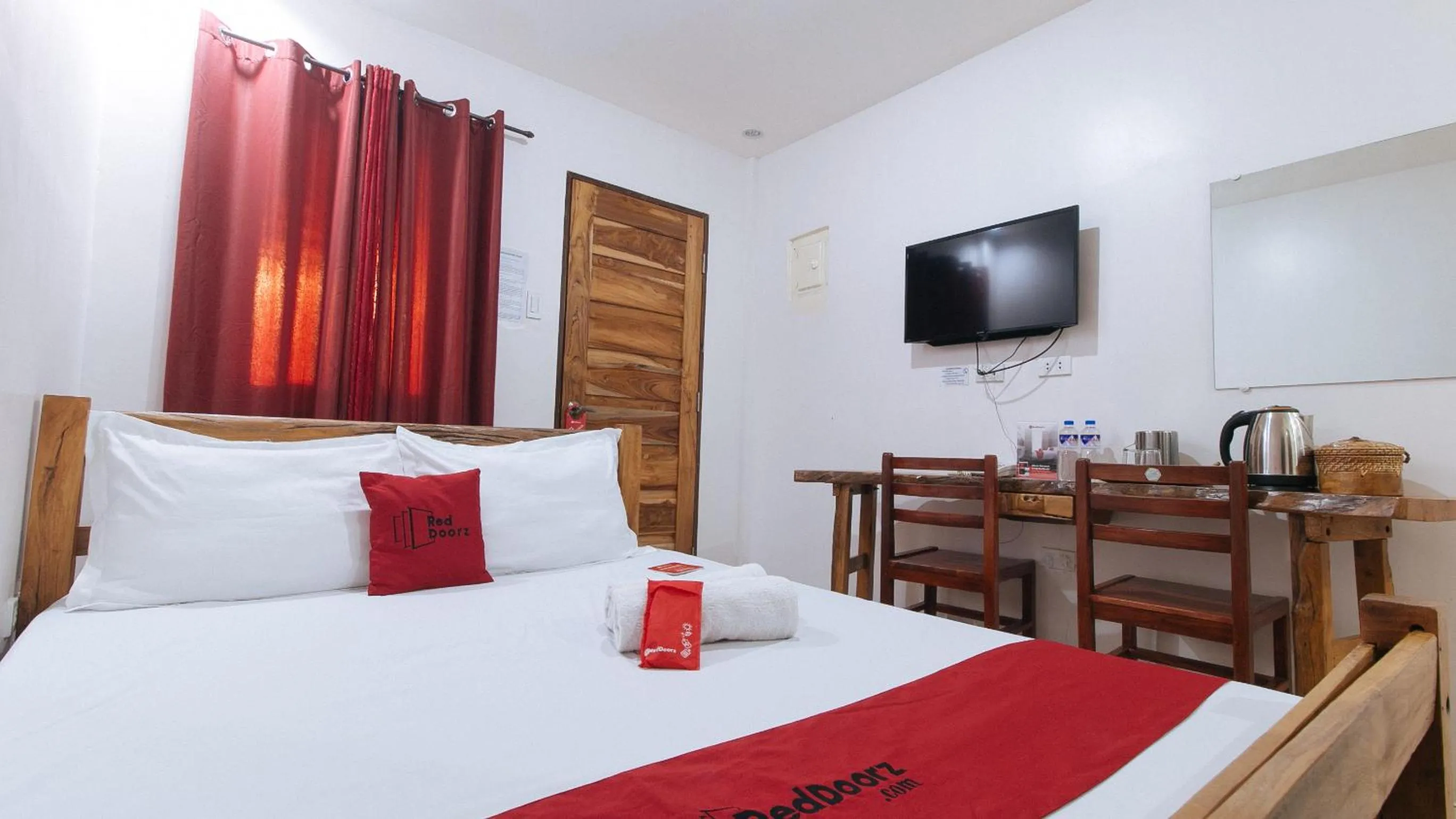 TV and multimedia, Bed in RedDoorz Plus @ Jollydays Hotel Nueva Ecija