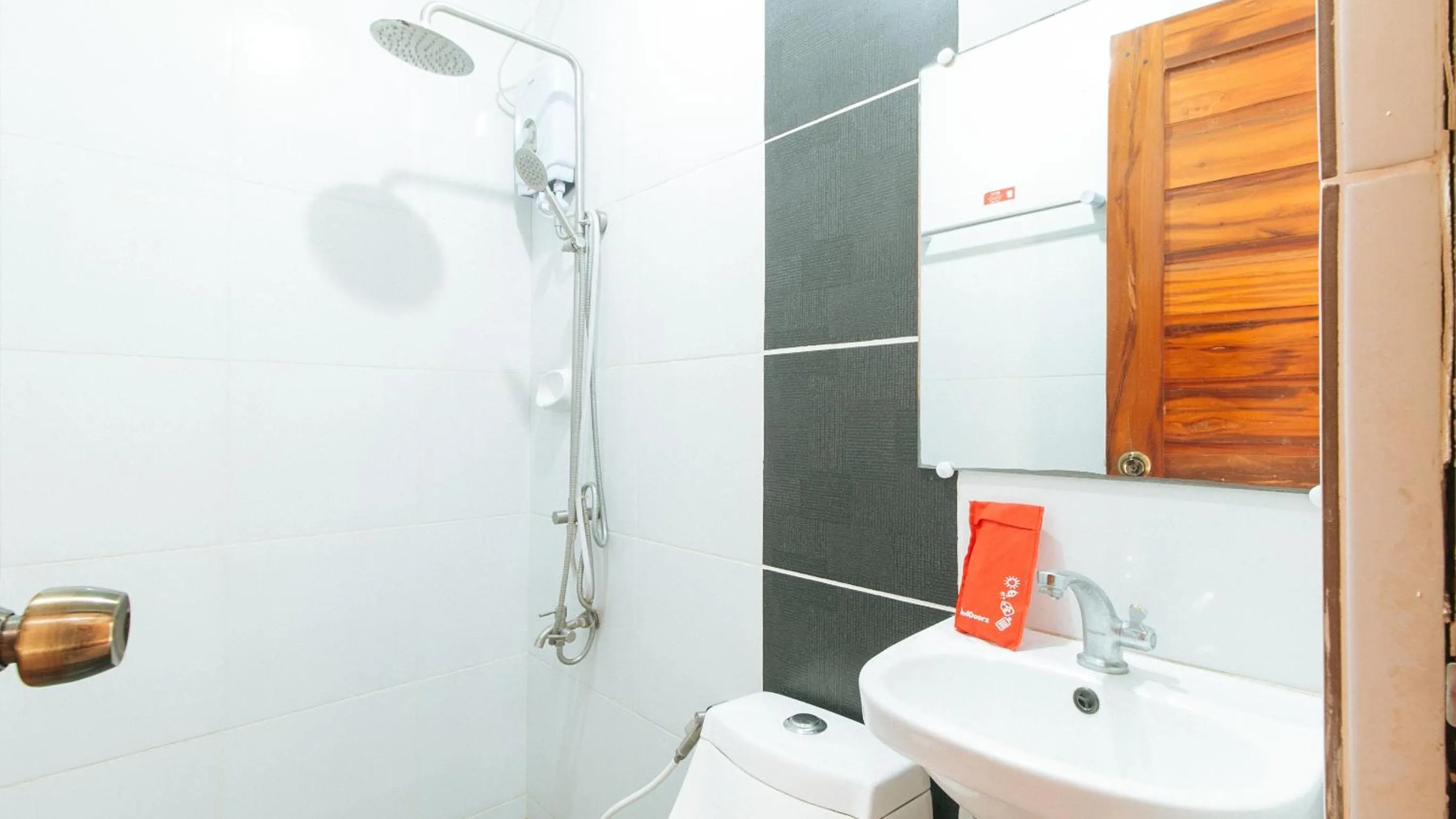 Shower in RedDoorz Plus @ Jollydays Hotel Nueva Ecija