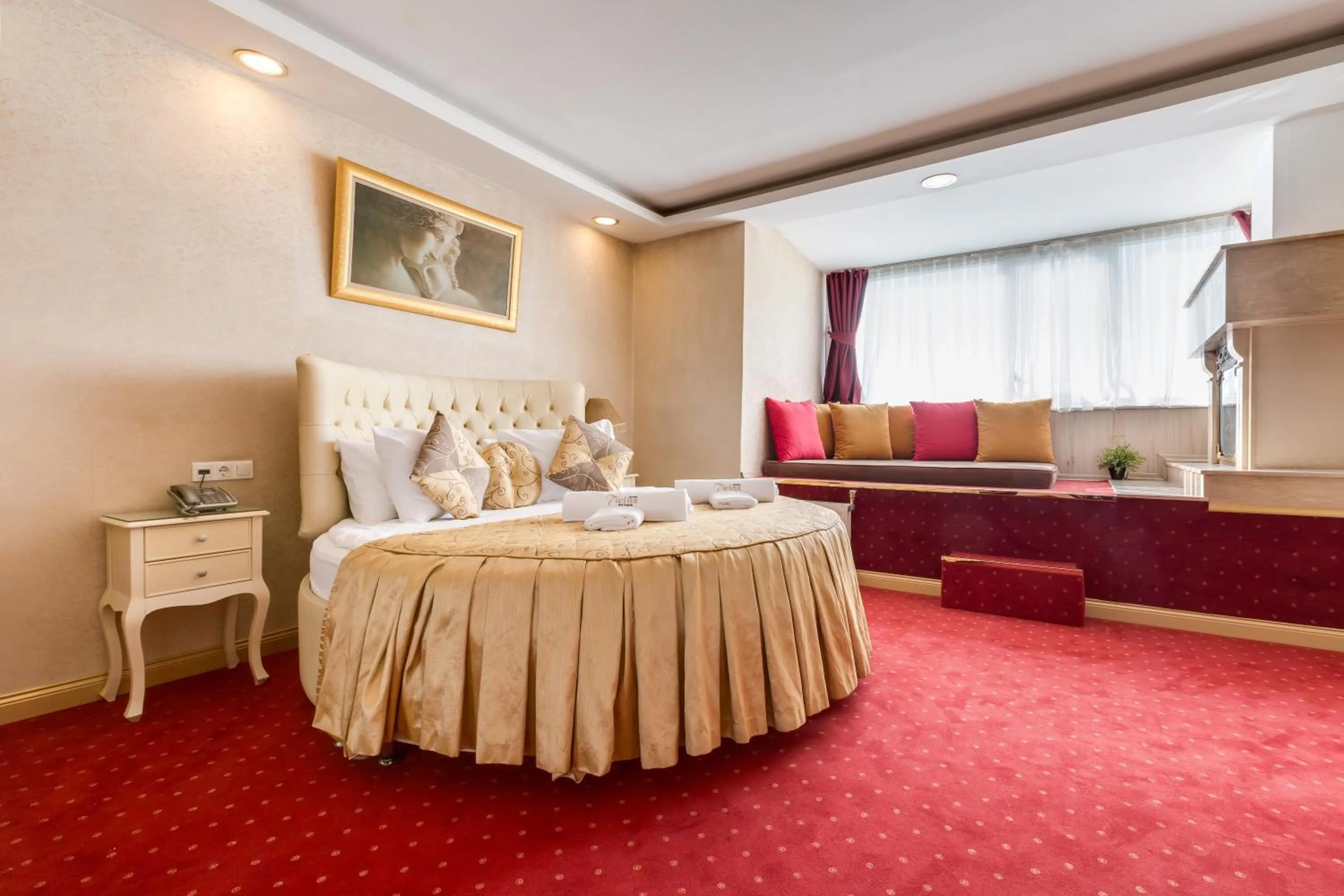 Photo of the whole room, Bed in Twins Hotel