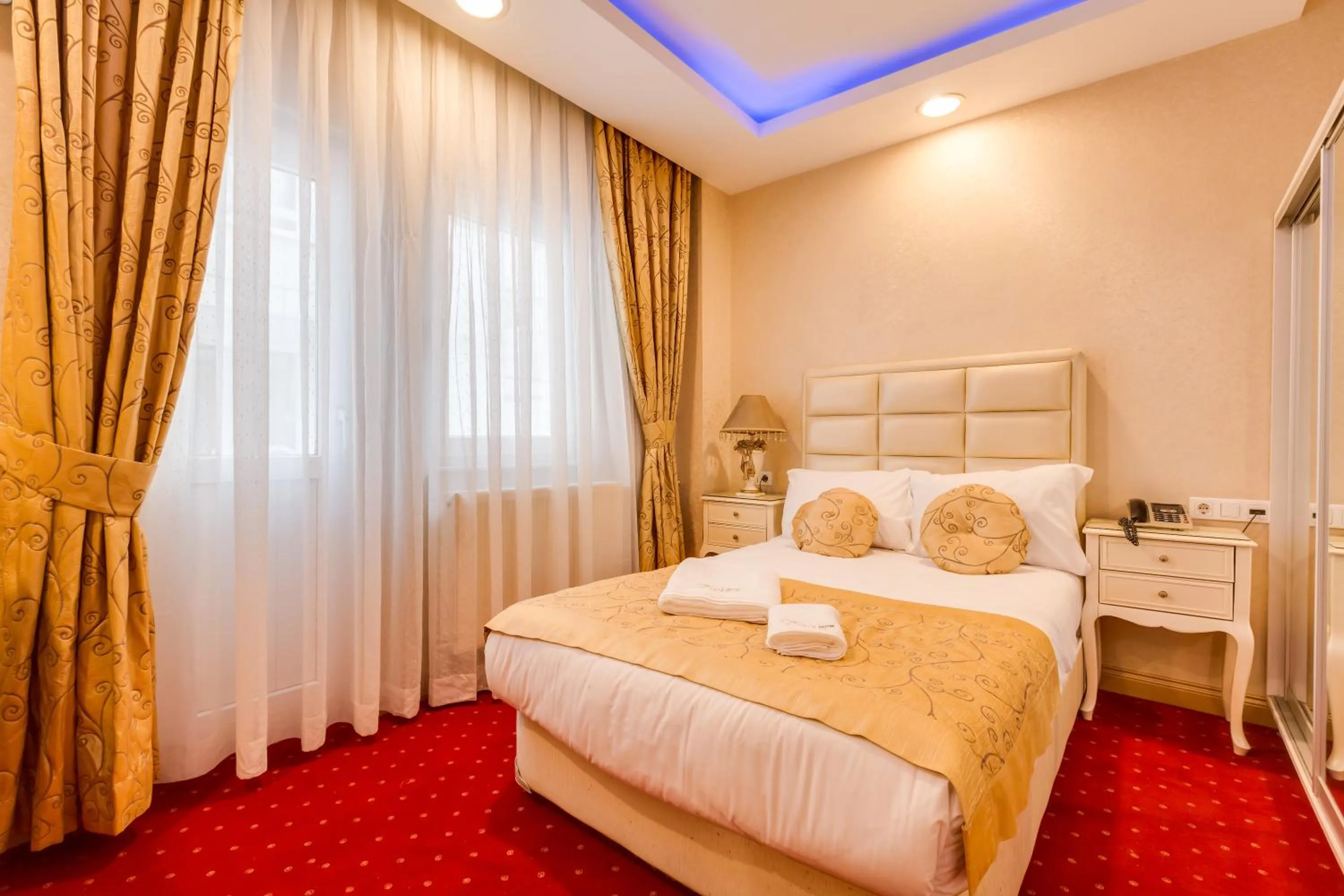 Photo of the whole room, Bed in Twins Hotel