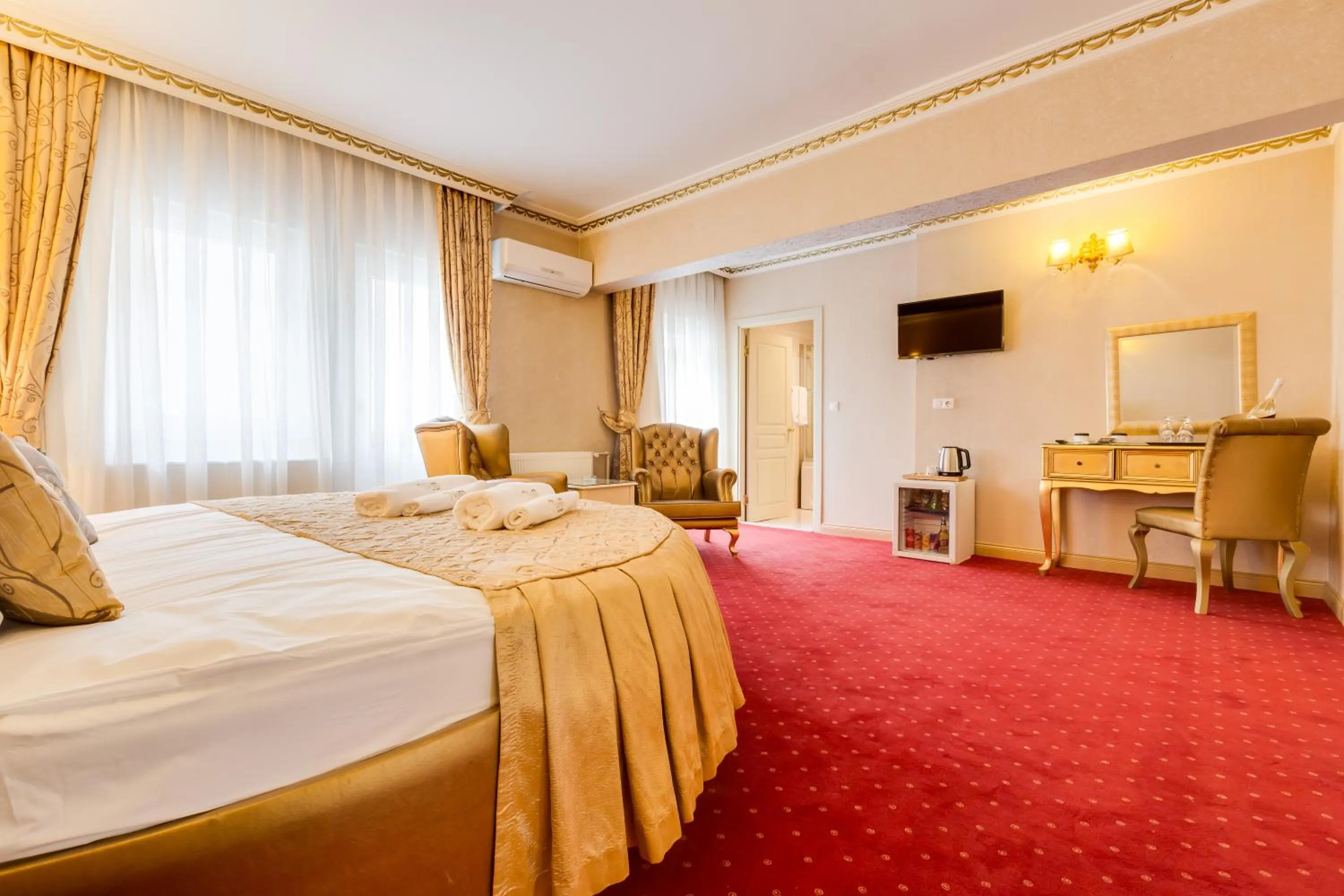 Photo of the whole room, Bed in Twins Hotel