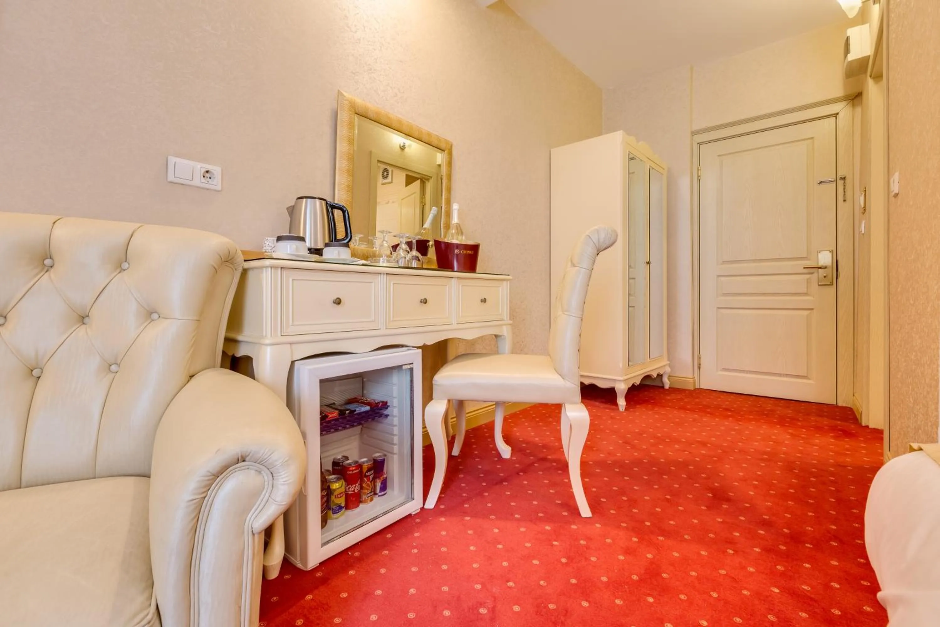 Coffee/tea facilities in Twins Hotel