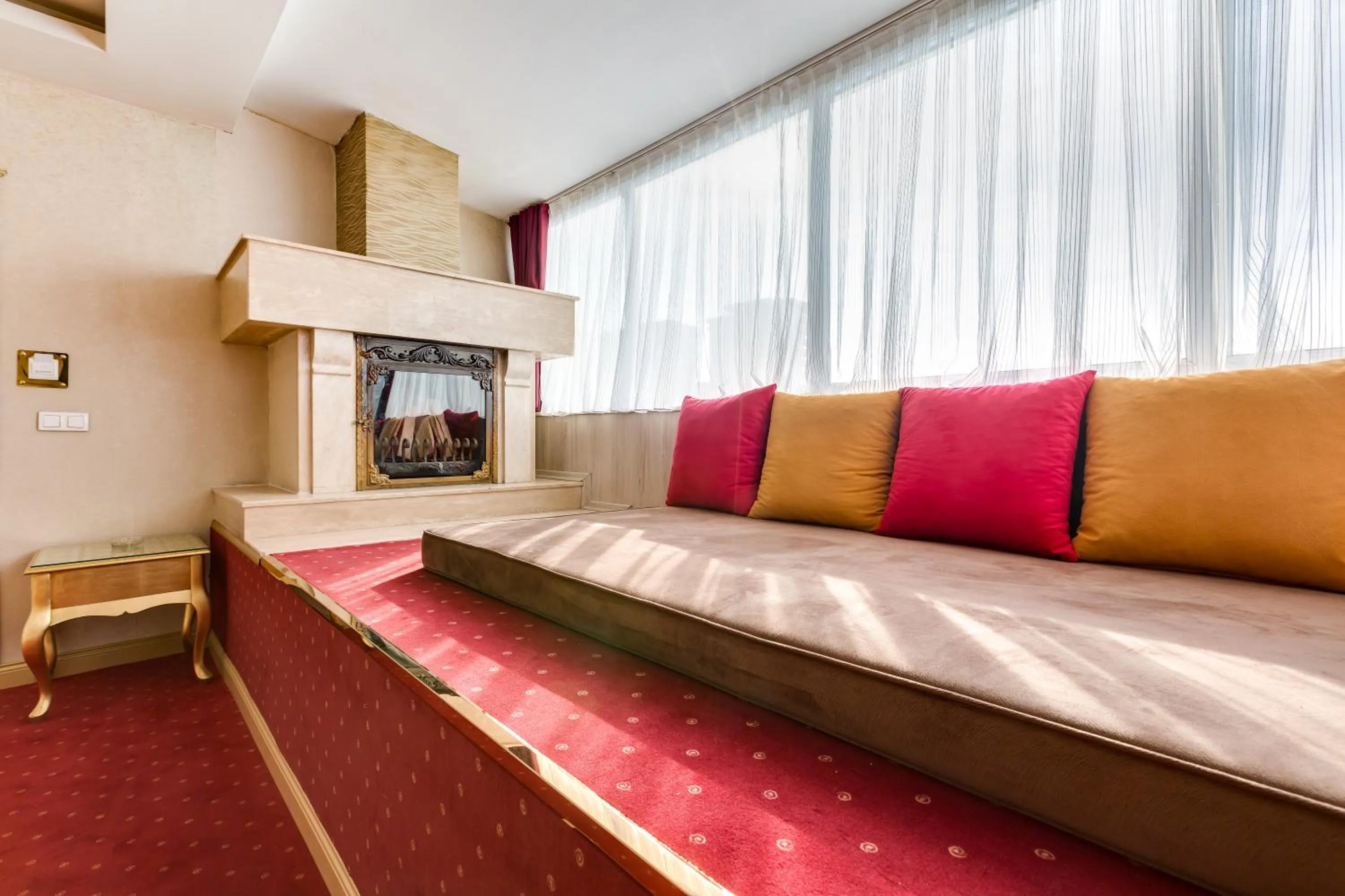 Seating area, Bed in Twins Hotel