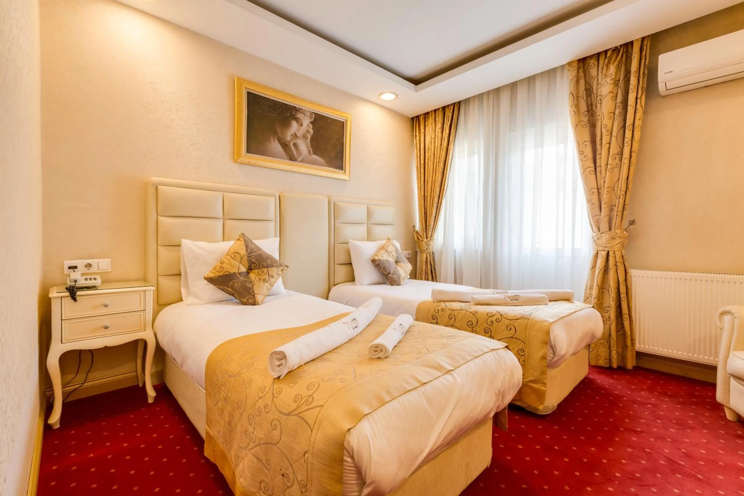 Photo of the whole room, Bed in Twins Hotel