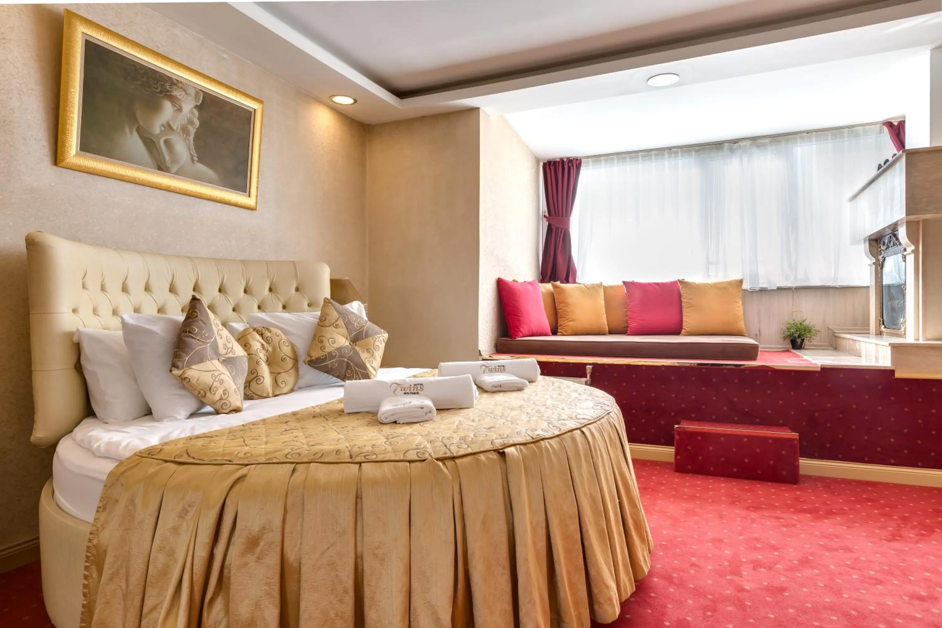 Seating area, Bed in Twins Hotel