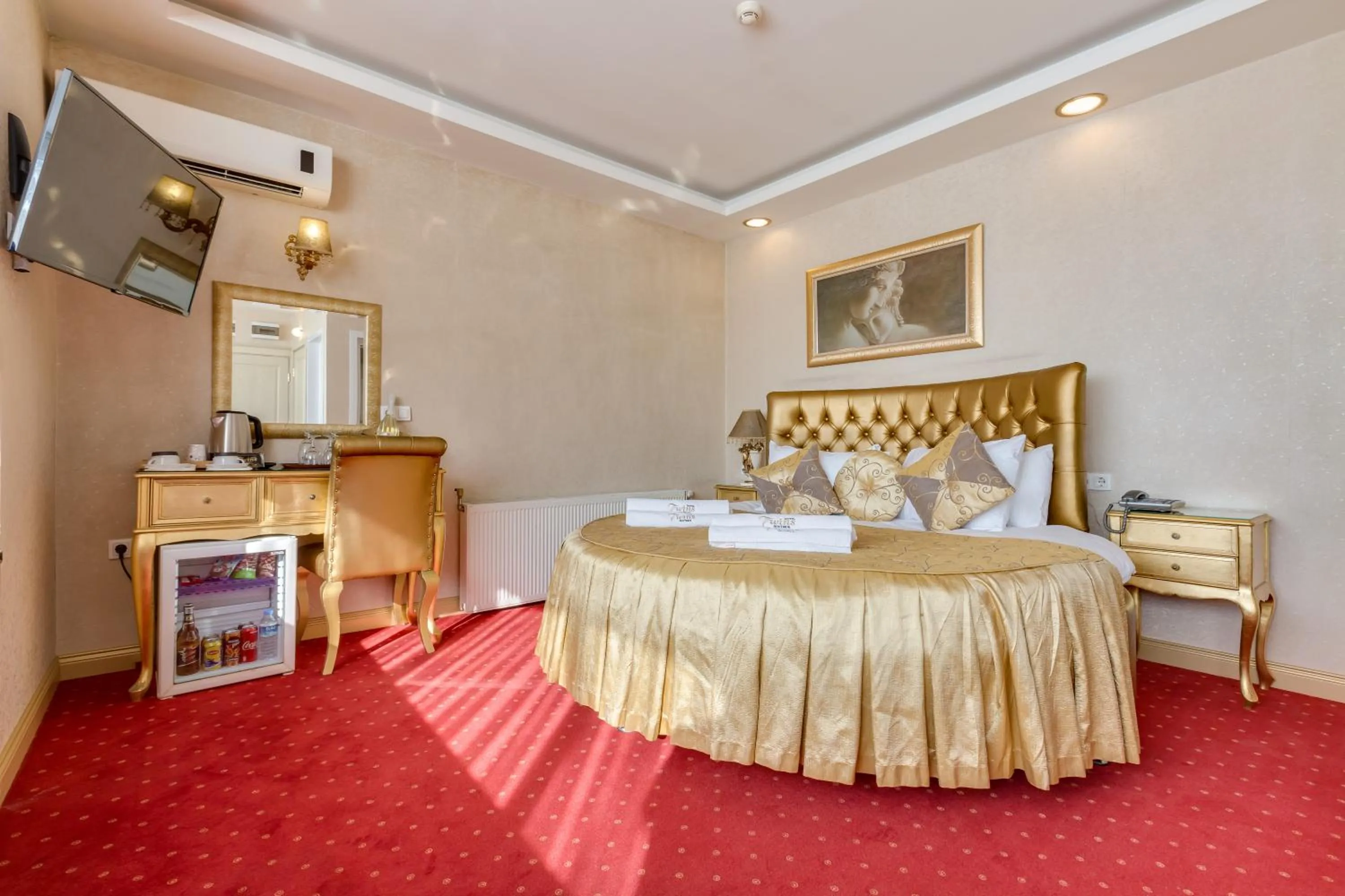 Photo of the whole room in Twins Hotel